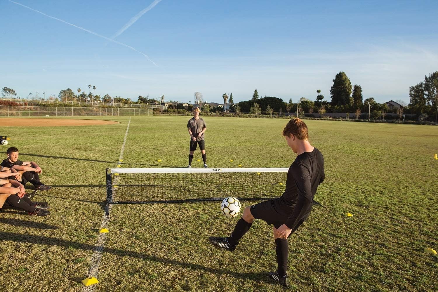 SKLZ Rete da Volley per Calcio,Strumento di Allenamento Divertente e Efficace,Rete Larga 365 cm,Altezza Regolabile 61-91 cm,Ideale per Migliorare Controllo e Tecnica,Colore Alta visibilità - Blu
