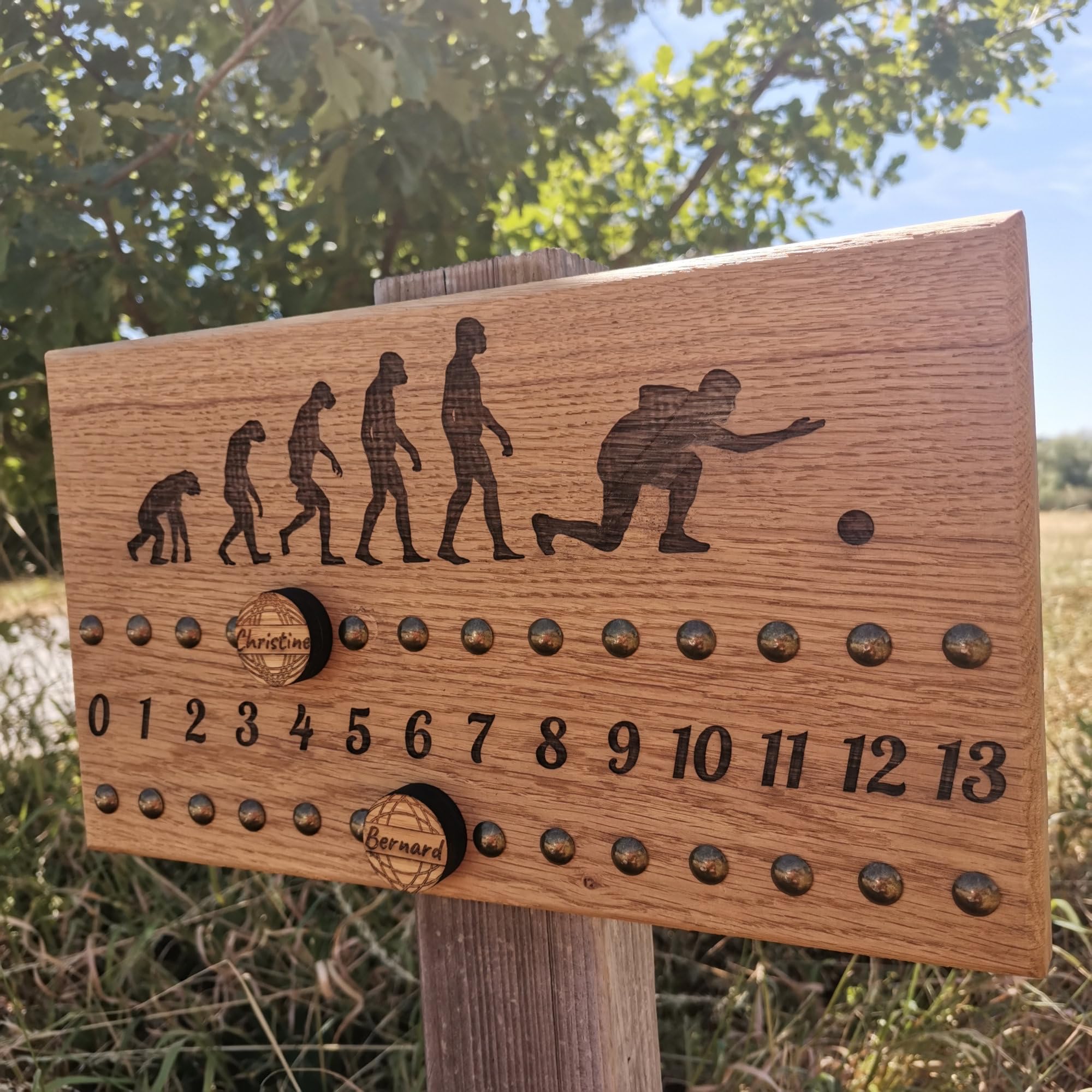 Tit'Adel Compteur de Points pétanque en chêne Massif – Tableau de Score 2 équipes avec pions aimantés – Personnalisable – Accessoire et idée Cadeau pour Joueurs de pétanque
