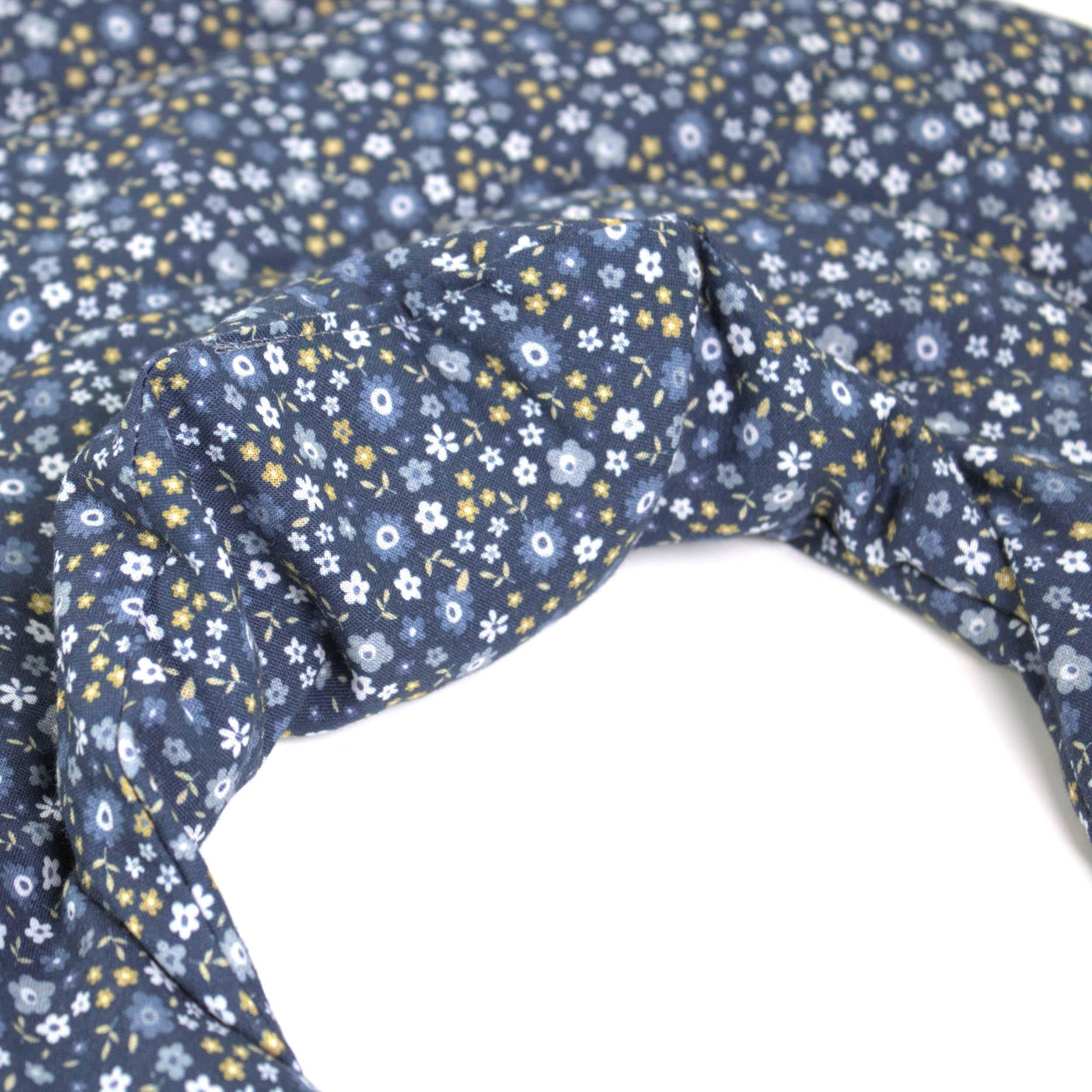 Tour de cou pour vertèbres cervicales avec col montant et partie dorsale - Tissu biologique fleurs bleues- Coussin chaud aux pépins de raisin - HWS