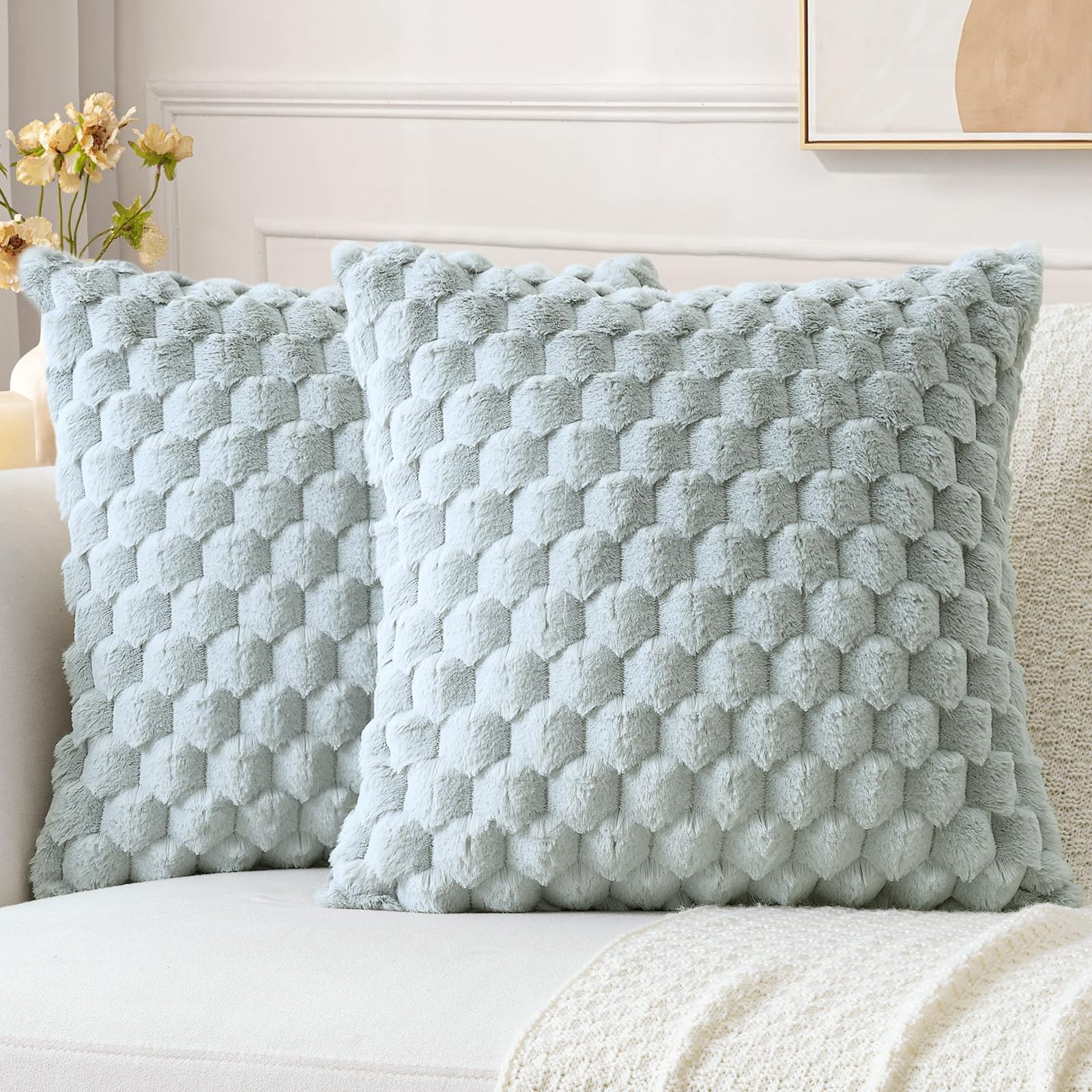 Sungeek Set of 2 Light Grey Fluffy Faux Fur Cushion Covers 40x40 cm, Soft Cozy Plush Velvet Decorative Throw Pillow Covers 16x16 Inch Square Pillowcases for Sofa Couch Bed Living Room
