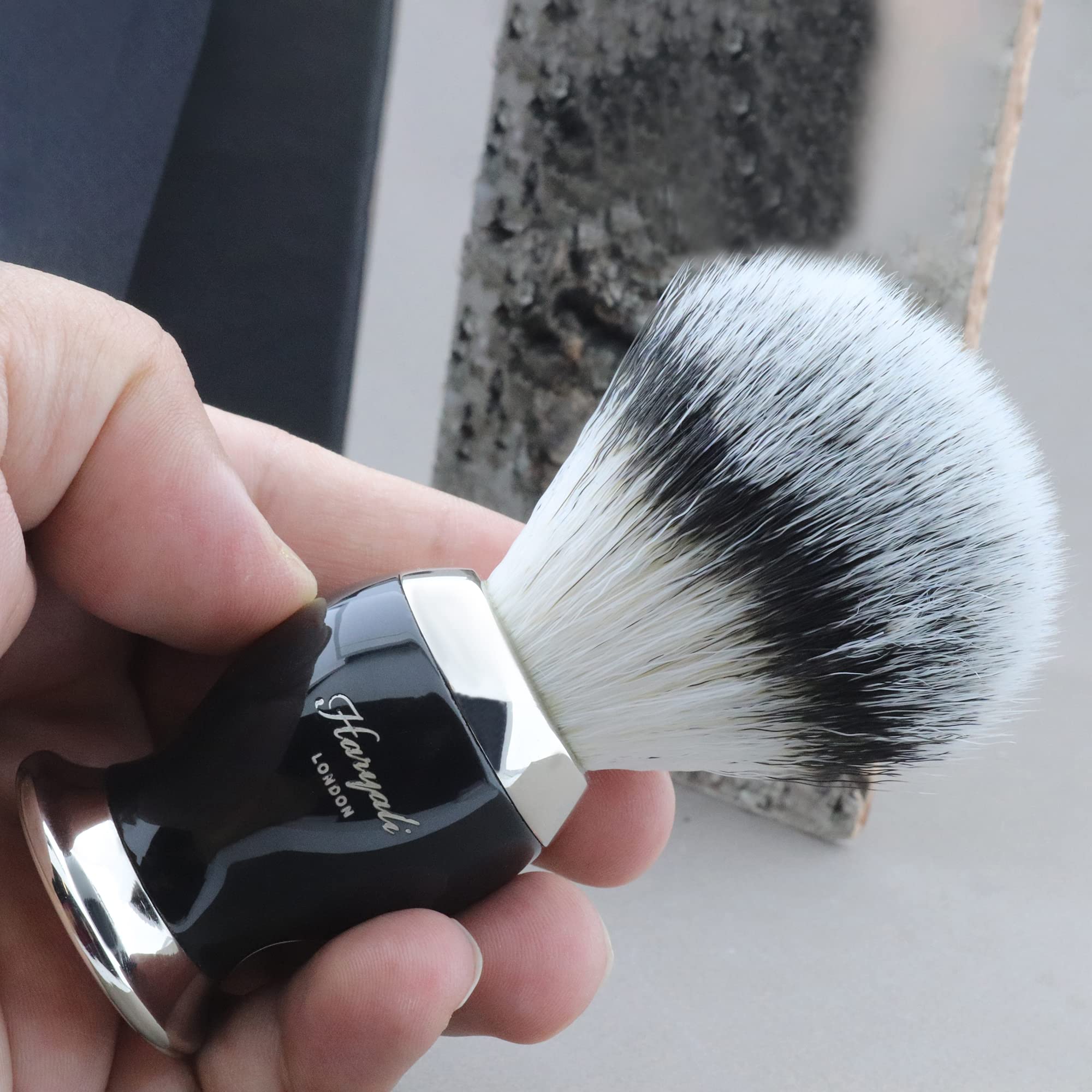 Haryali London Blaireau de rasage, blaireau classique pour homme, poils de blaireau à pointe argentée avec manche en laiton et argent, parfait pour tous les types de peau