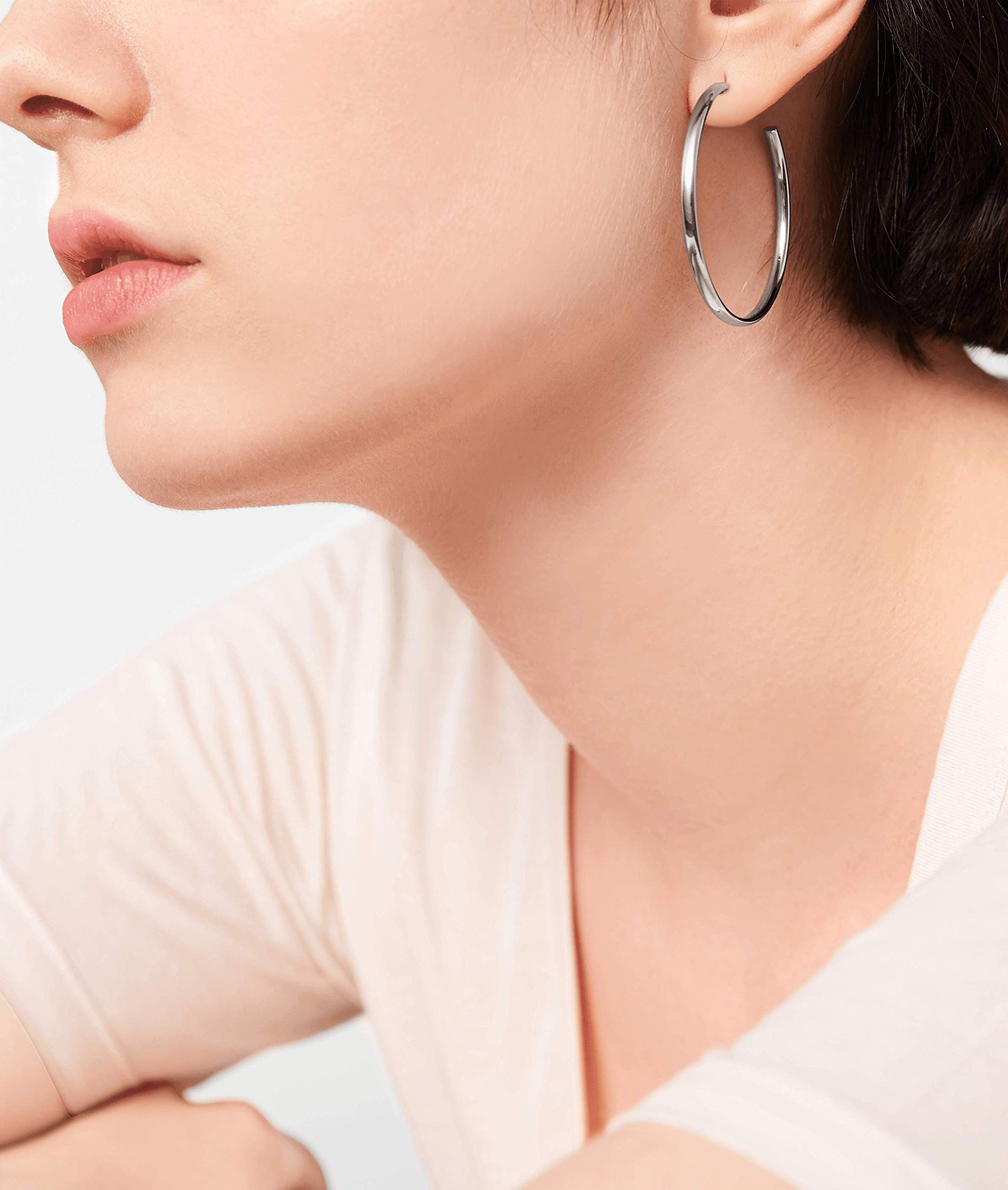 LIEBESKIND BERLIN Damen Creolen – Basic Edelstahl-Ohrringe mit Logotag zum Ein- und Aushängen – In Silber, Gold, Roségold & Schwarz – Größen M und L – Schlichte Creolen für jeden Tag