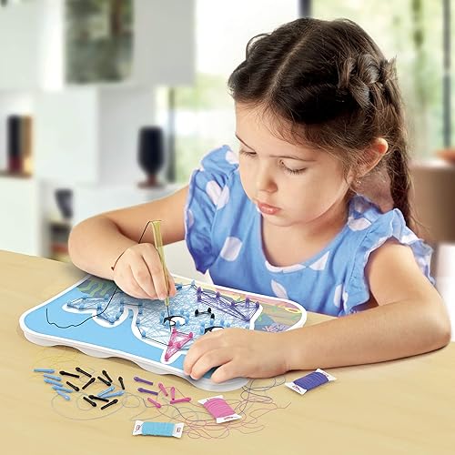 Miniatura 4 de Quercetti Kawaii String Art Animals - Incluye tablero de clavijas, 4 plantillas de diseño de animales y 12 carretes de hilos de colores, para niños