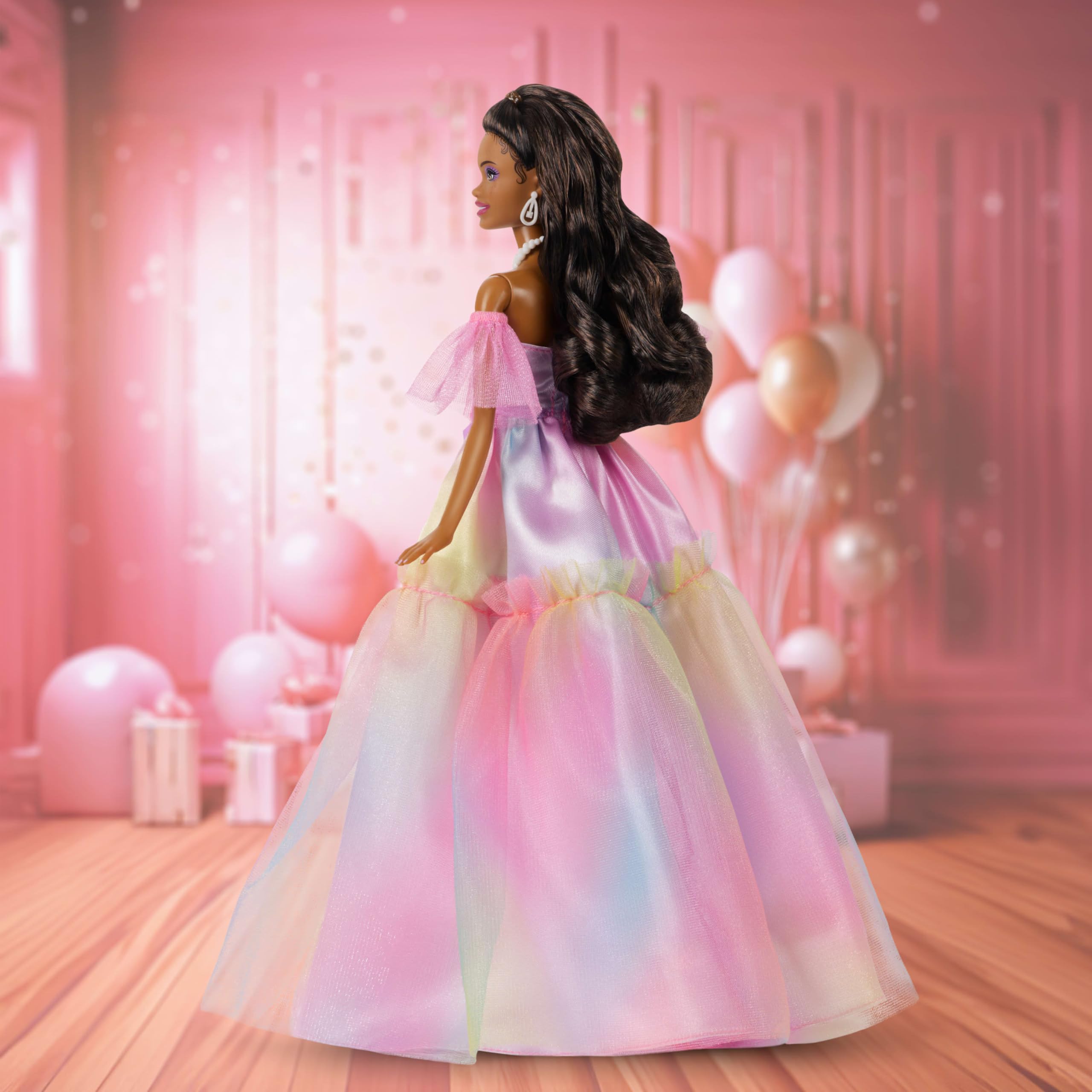Barbie Signature Birthday Wishes Urodzinowe życzenia Lalka modowa, czarne włosy, sukienka z pastelowym tęczowym efektem, zabawka w pudełku z motywem prezentu dla dzieci 6+ i kolekcjonerów, JJX80