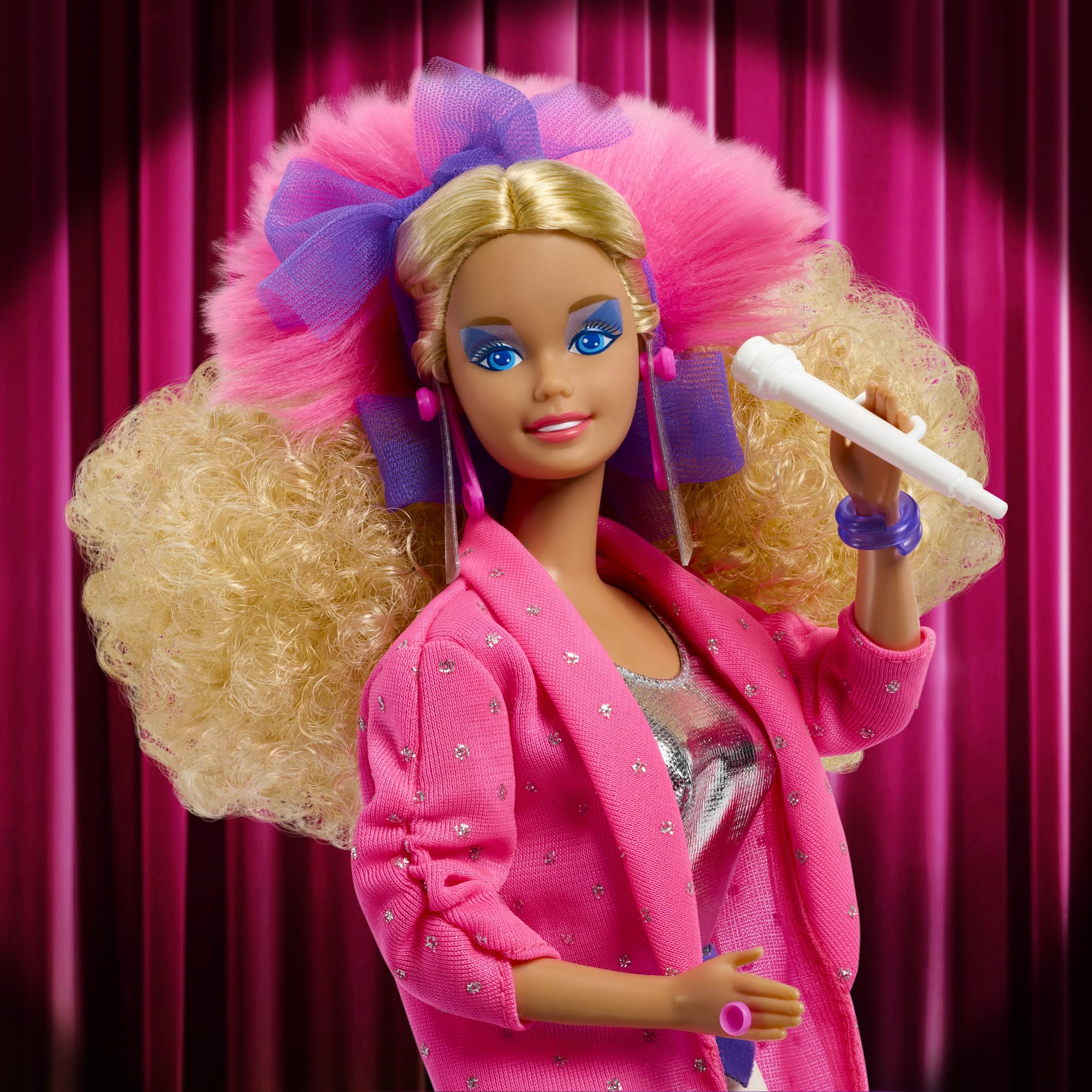Barbie Signature and the Rockers Lalka kolekcjonerska Reprodukcja Barbie, podstawka dla lalki i ozdobne pudełko, zabawka dla dzieci 6+, fanów i kolekcjonerów, JJY10