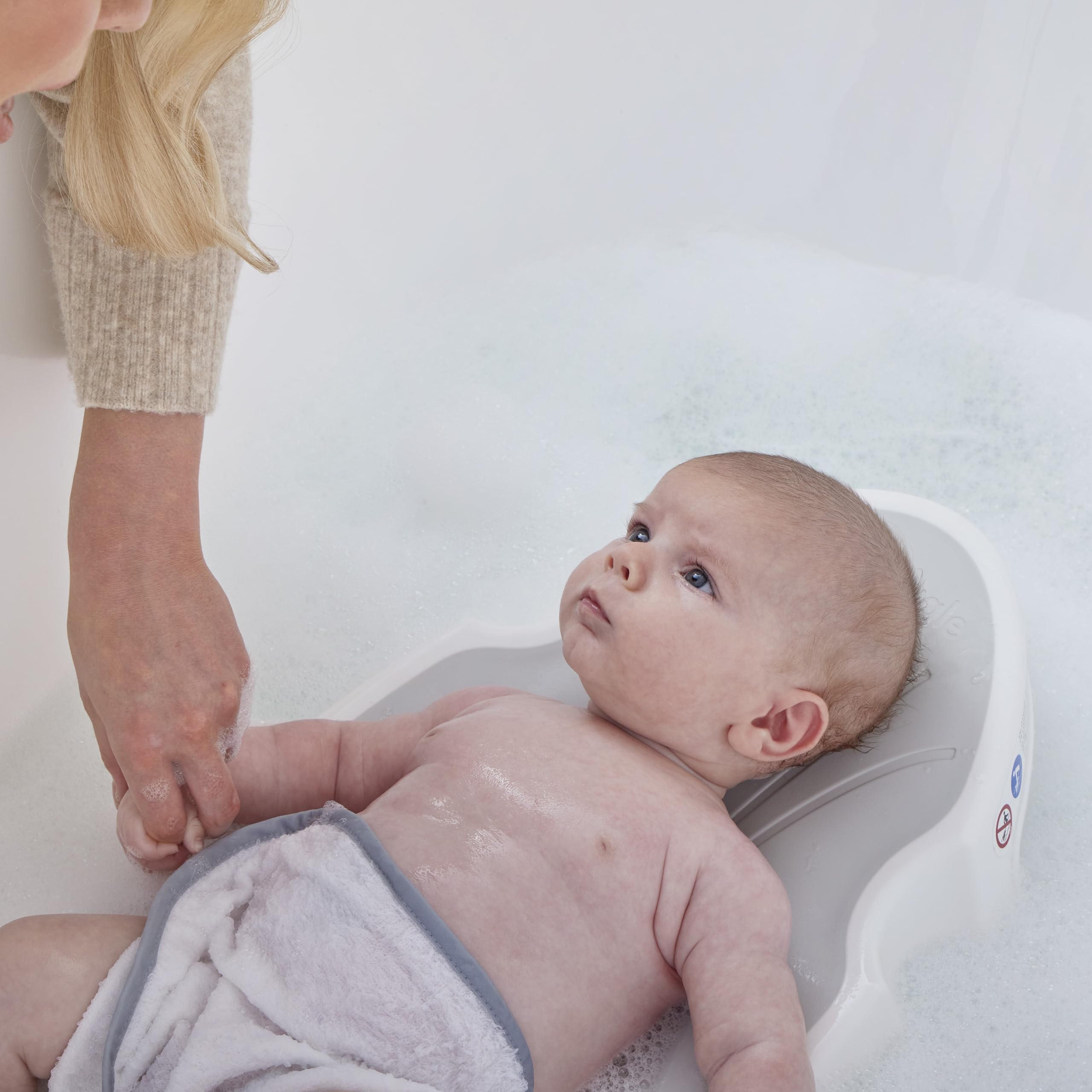 Shnuggle Soporte de baño para recién nacido, asiento ergonómico suave al tacto, base ligera antideslizante, higiénico y compacto, perfecto para bebés de hasta 6 meses/9 kg, blanco y gris