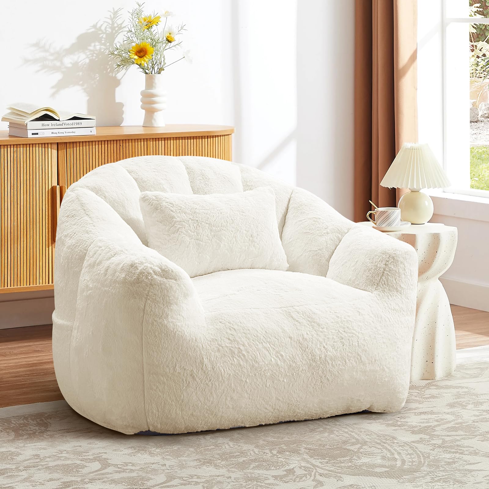 Sitzsack für Erwachsene, Flauschiger Loungesessel aus Kunstfell mit Kissen, Belastbarkeit bis 160 kg, Vakuumverpackt & ohne Montage, für Wohnzimmer, Schlafzimmer, Balkon, Weiß