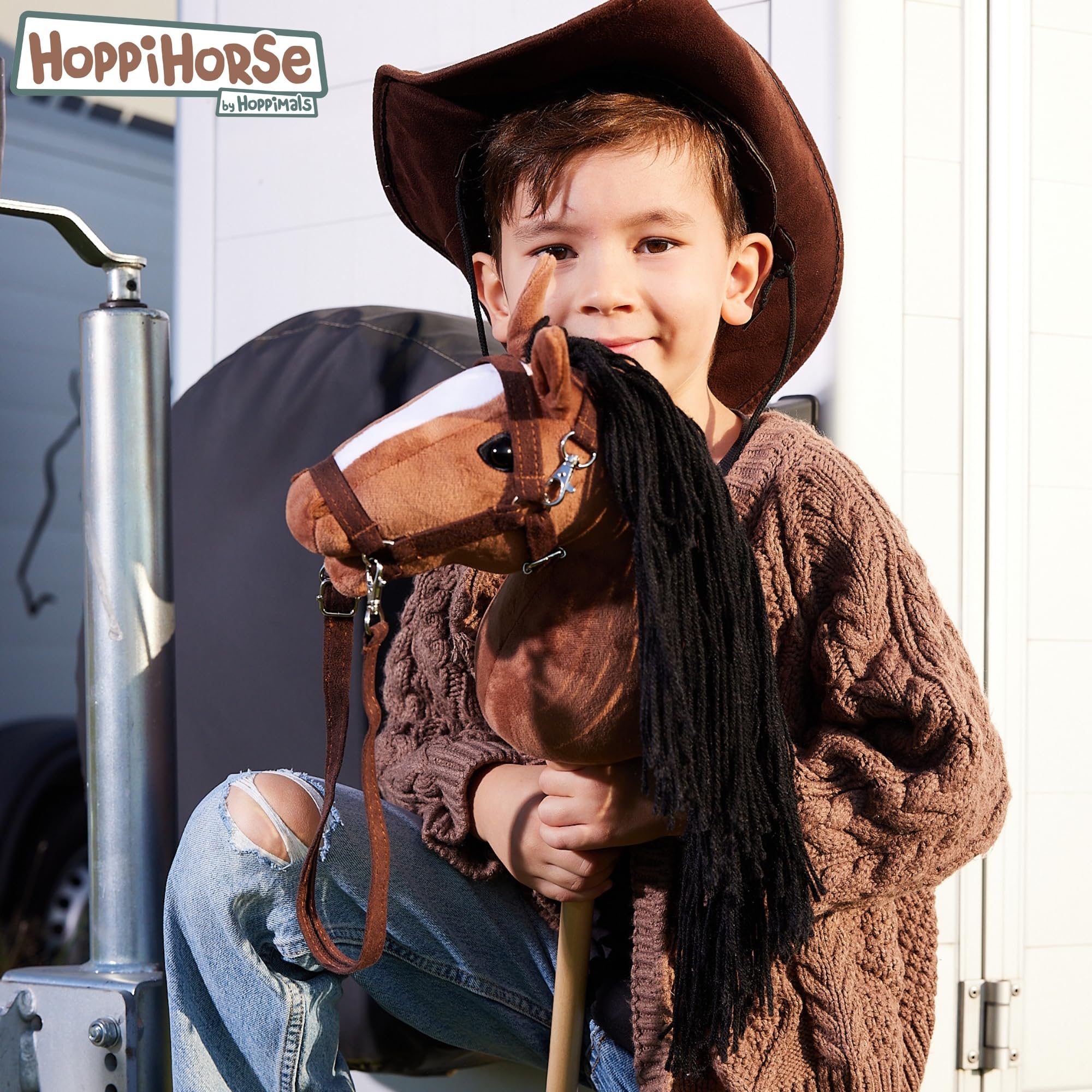 HOPPIHORSE-Edizione Sportiva Hobby Horse A4, Cavallo con bastone con cavezza, redini, tracolla, coda e impugnatura in silicone, Hobby horse cavallo di alta qualità in peluche in una confezione regalo