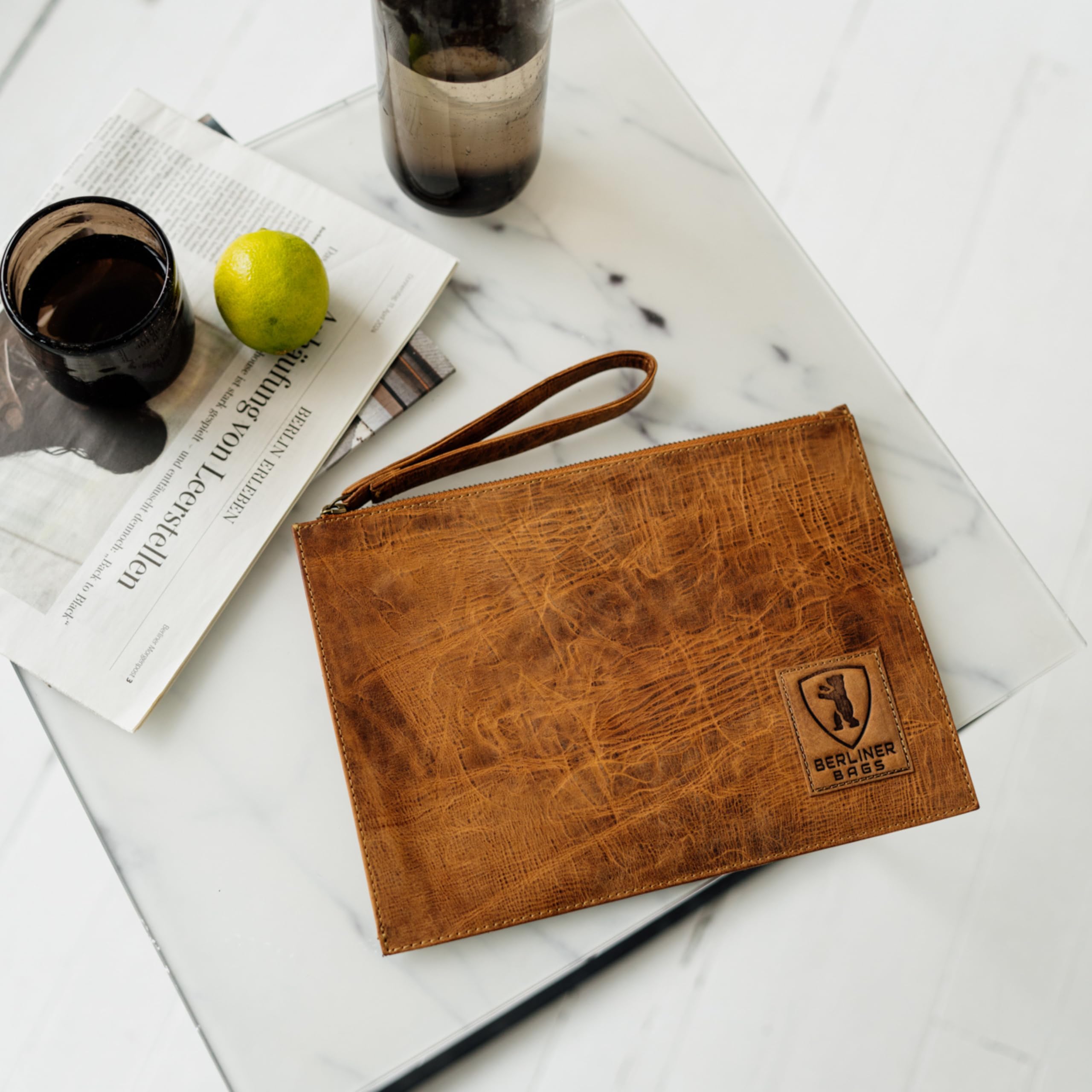 Berliner Bags Cartella Porta Documenti Dirk in Vera Pelle Bovina, Organizer con Zip e Laccetto da Polso per Passaporto e Documenti, Unisex – Noce