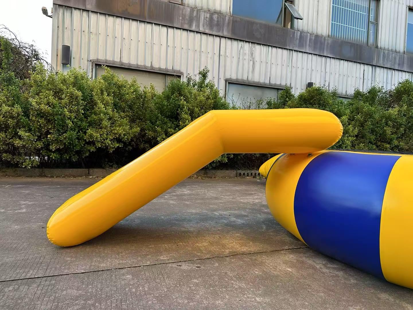 Nadmuchiwana pływająca trampolina z pompą elektryczną i akcesoriami do zabawy w wodzie