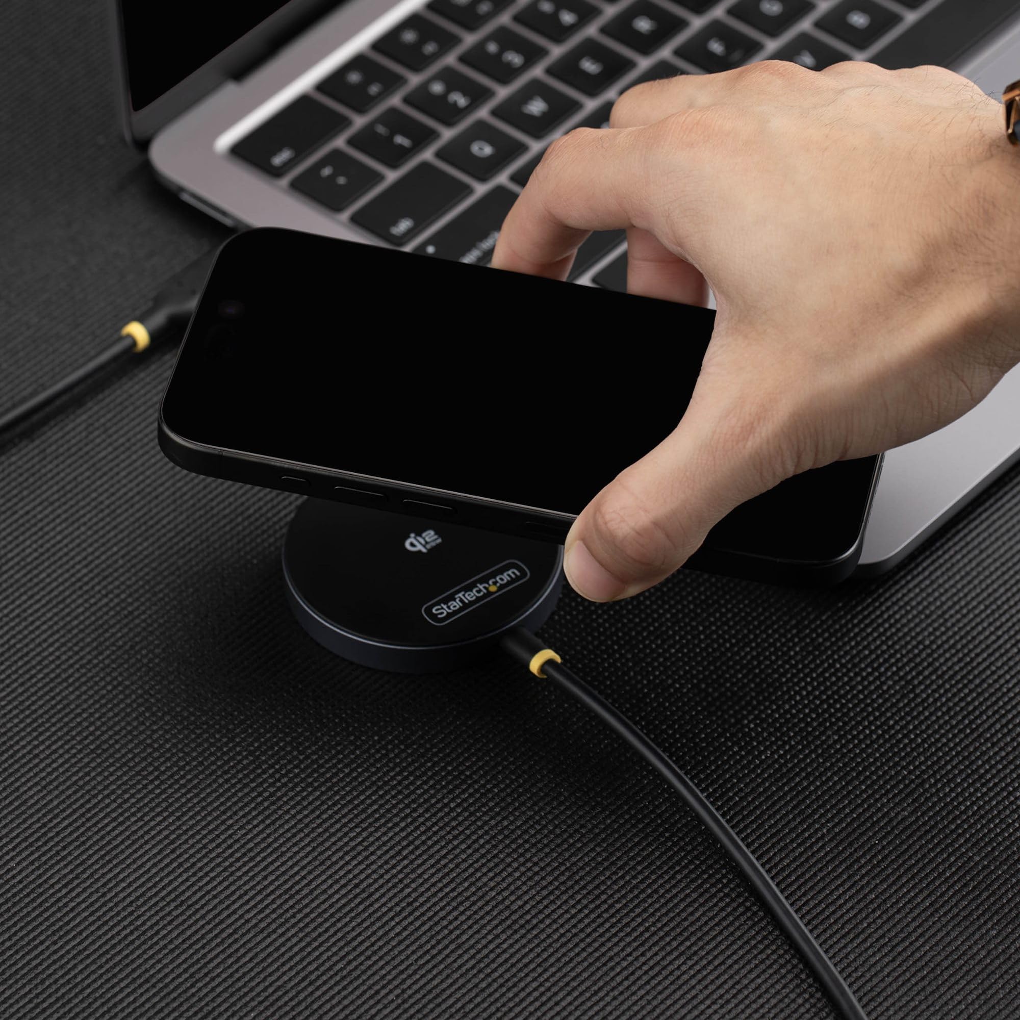 StarTech Qi2.2 Magnetyczna bezprzewodowa podkładka ładująca 25 W z kablem USB-C o długości 6.6ft / 2 m, MagSafe kompatybilna z iPhone 17/16 Pro/Pro Max, Google Pixel 10, czarna