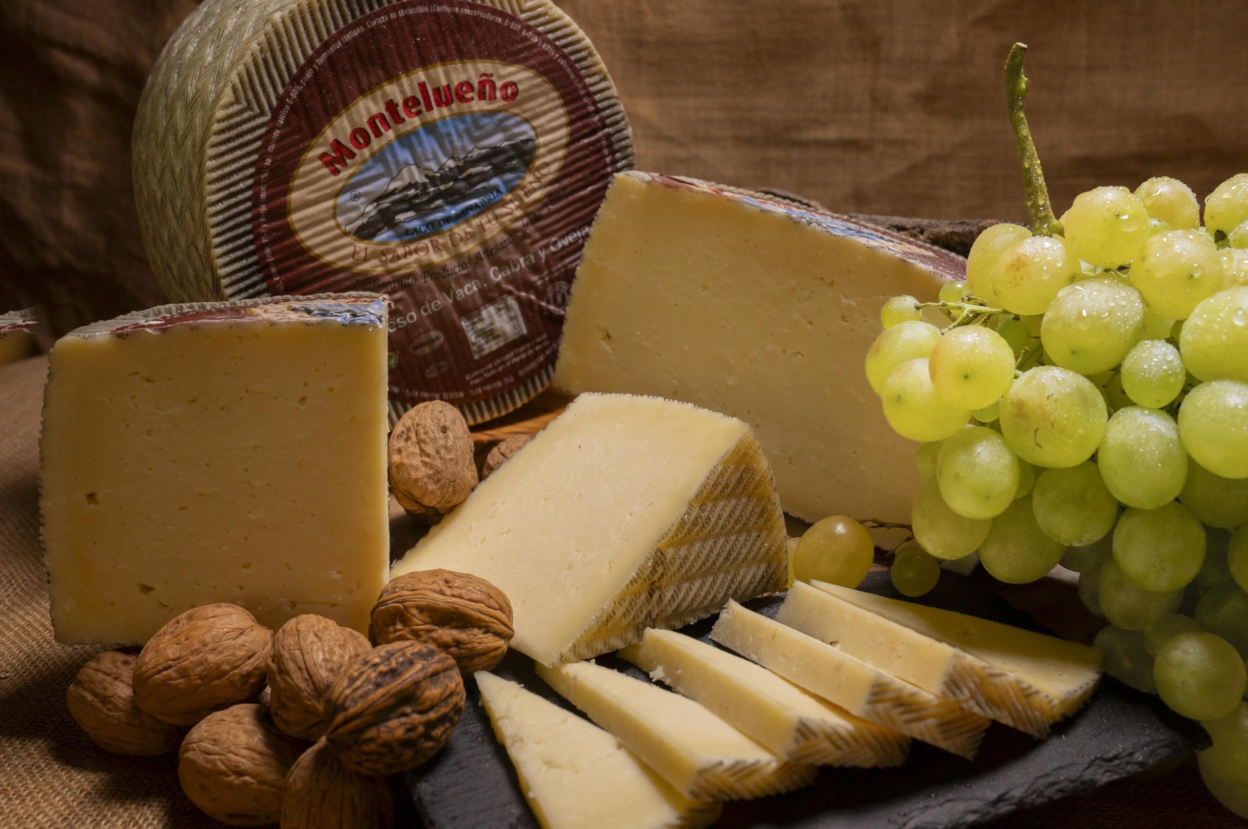 MONTELUEÑO | Cesta Gourmet - Surtido de embutidos naturales con Salchichón, Chorizo, Lomo, Queso, Aceite de Oliva Virgen Extra, Picos. Ideal para picoteo, regalo, cesta navidad (Gourmet)