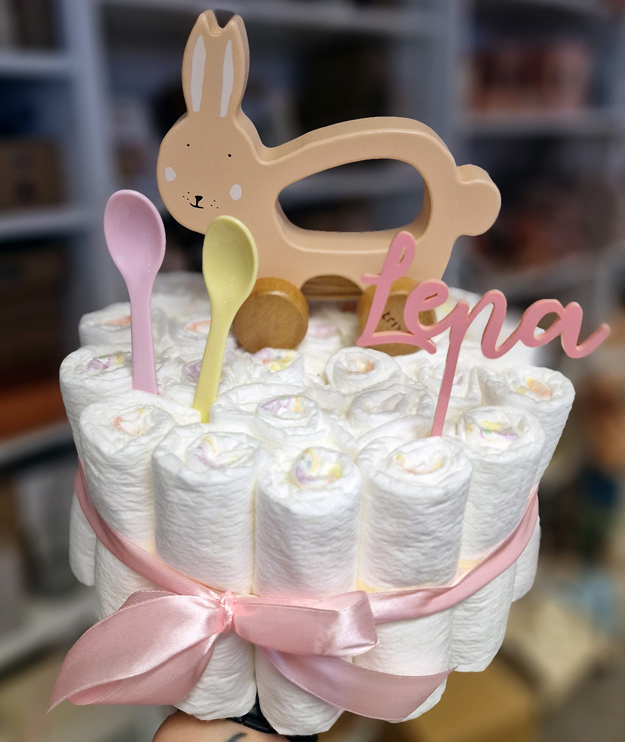 Windeltorte mit süßem Nachziehtier Hase und Acryltopper