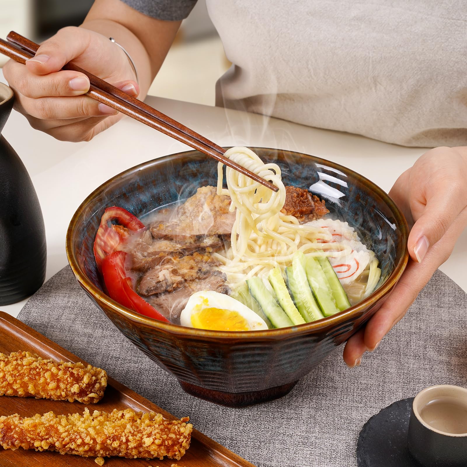 NUTRIUPS 2 cuencos de ramen de cerámica de 1500 ml con palillos y cucharas grandes de ramen, juego de cuencos de ramen, cola de pavo real