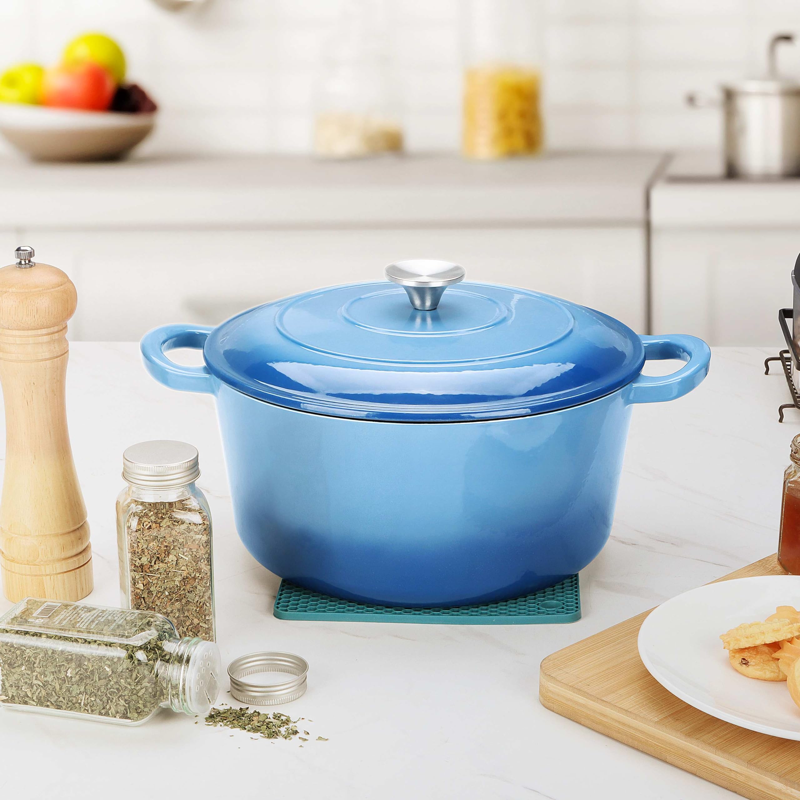 Herogo Horno holandés de hierro fundido esmaltado de 6 cuartos con tapa y salvamanteles de silicona, olla holandesa redonda azul con asas dobles para pan, hornear, guisar, asar varias estufas y horno