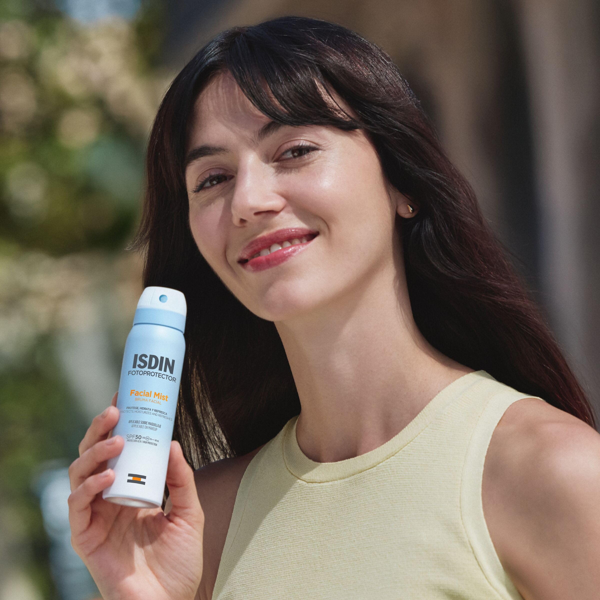 ISDIN Facial Mist SPF 50 (100 ml) | Ultradünner und unsichtbarer Sonnennebel für Gesicht | schützt, befeuchtet und fixiert das Make-up | Strahlender Haut-Effekt | wasserabweisend | geeignet für