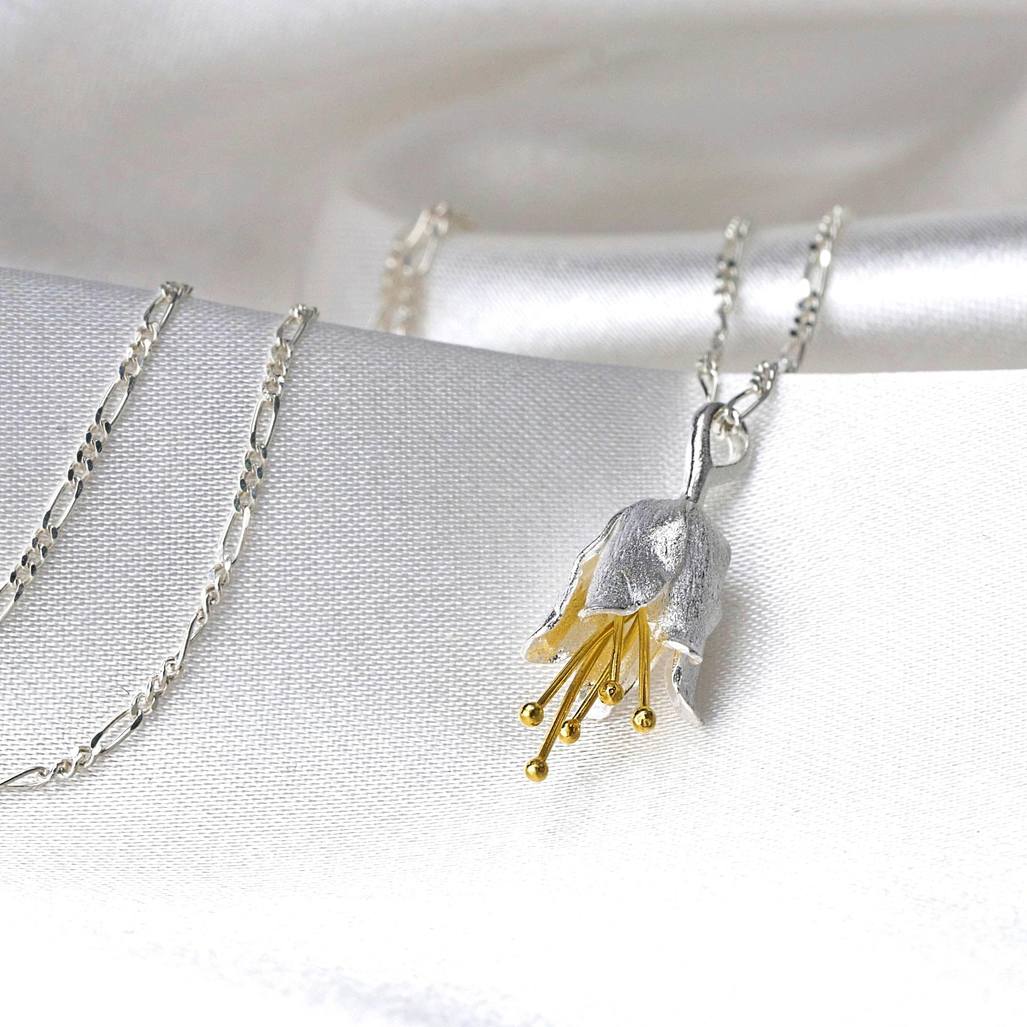 MadamLili - Glockenblume Bicolor 3D Silber Anhänger - 925 Sterling Echtsilber Vergoldet - Handgefertigt - Matt - Staubblätter Naturschmuck - Exklusive Schmuckbox