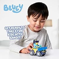 Vista 2 de Set de juguete de playa de Bluey Bandit Surf, kit de juguete de playa con figura poseable exclusiva de Bandit de 3 pulgadas con accesorios de gafas