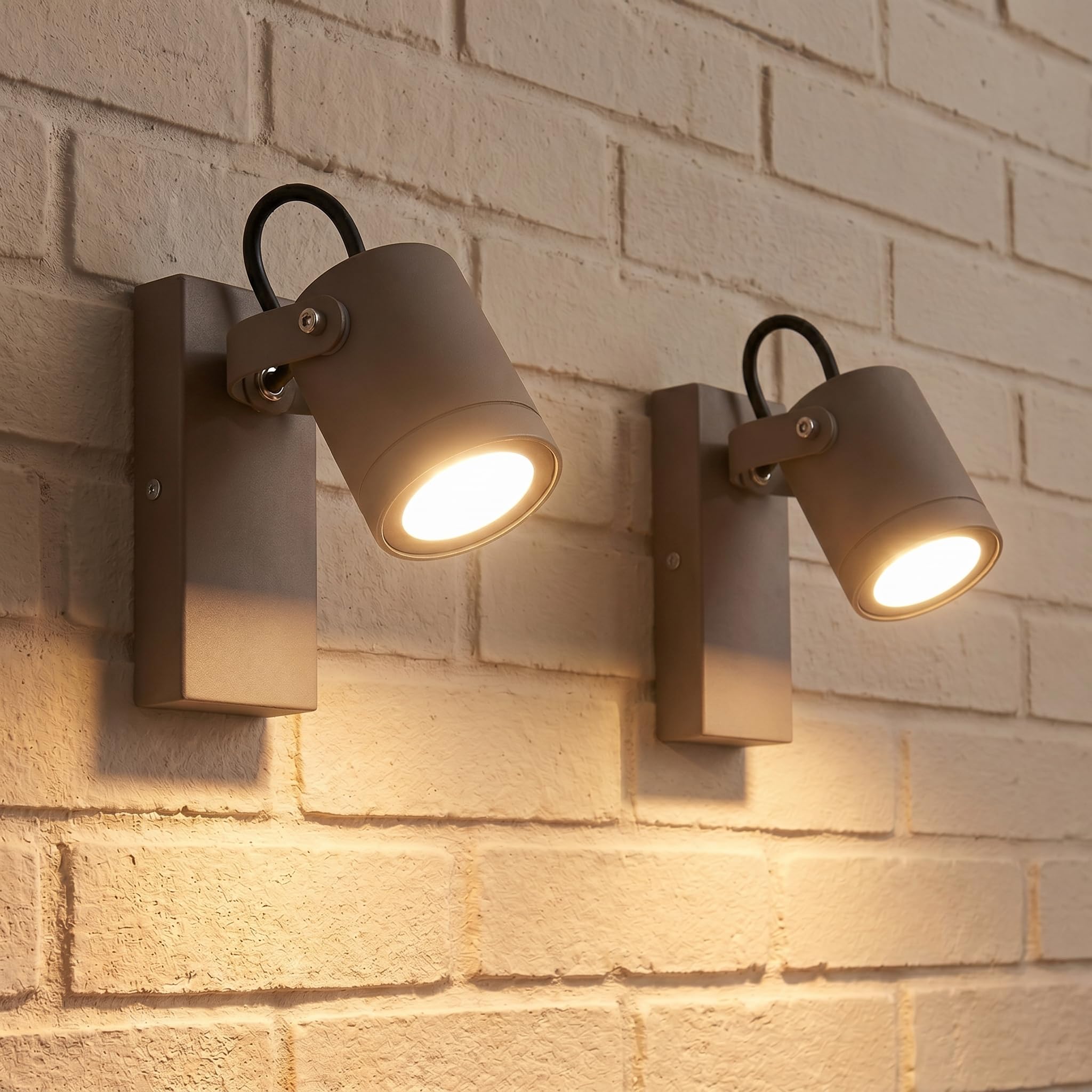 MAKA Set 2 Applique da Esterno GU10 IP44, Lampada da Parete Esterno Orientabile in Alluminio, Faretto Parete Moderno per Balcone Giardino Terrazzo (Marrone)