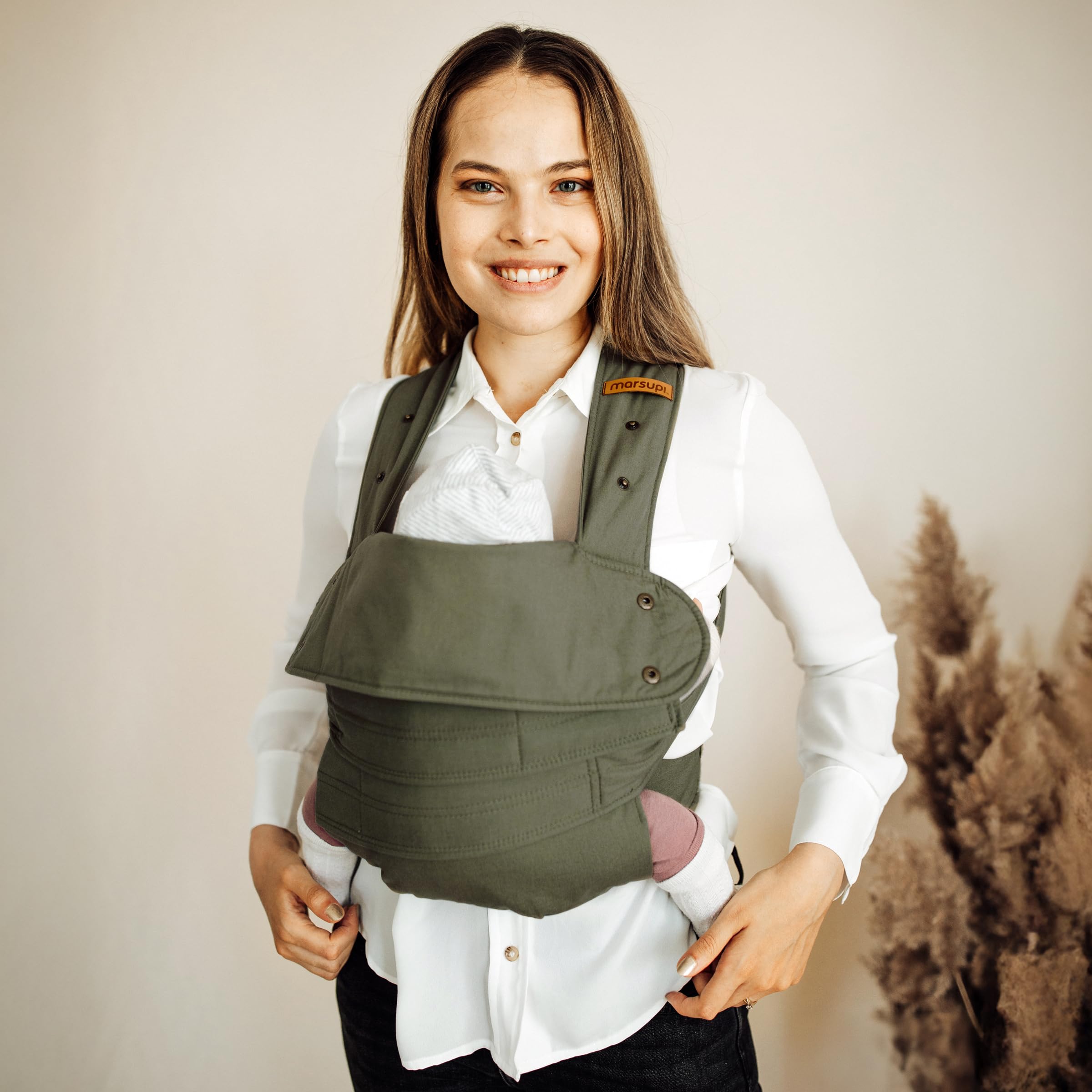 marsupi Babytrage für Neugeborene ab Geburt bis 15kg - kompakte Babytrage mit stabilem Klettsystem - aus luftigem Baumwoll-Leinen-Gewebe, Olive (L)