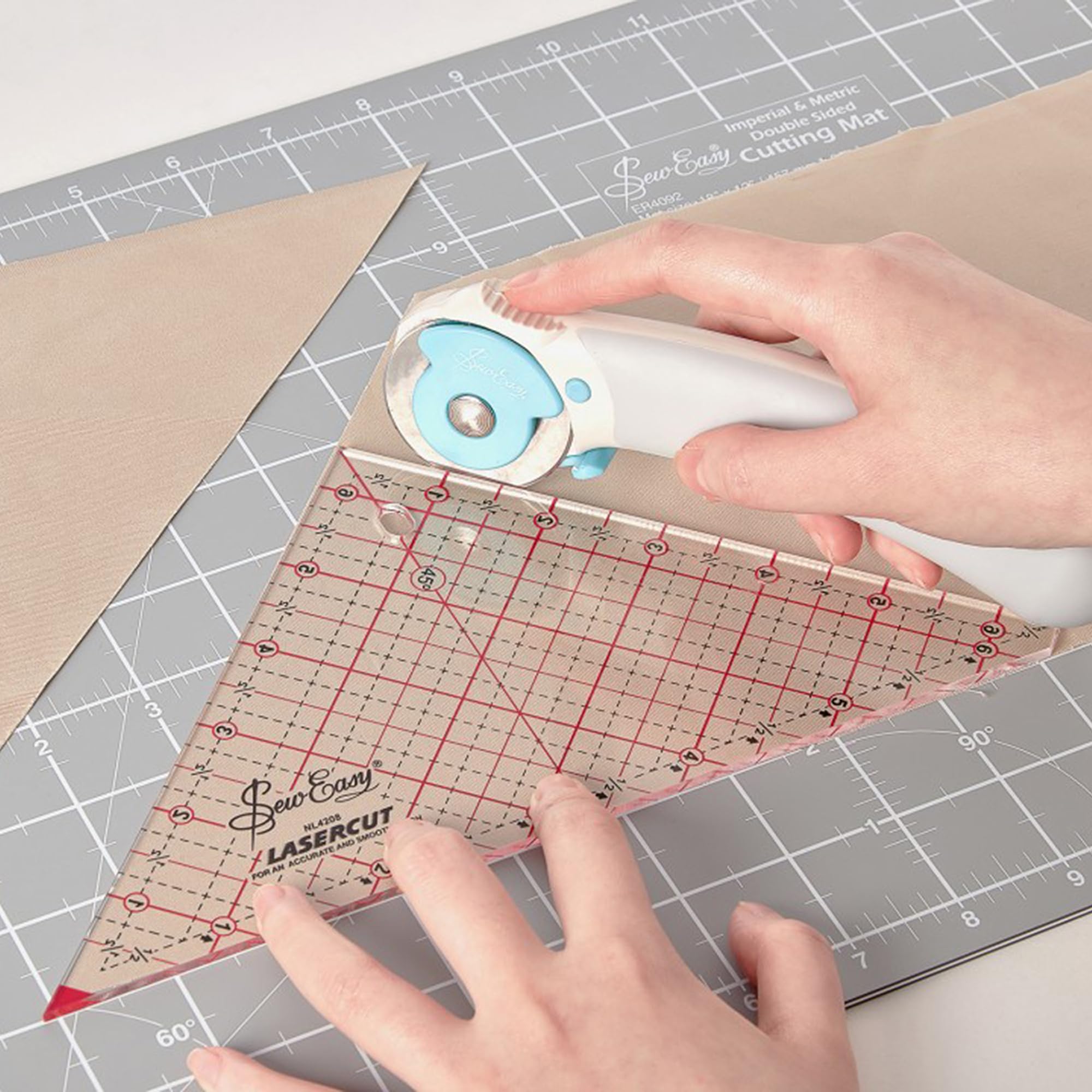 Sew Easy Gabarit Triangle 45° – Règle De Matelassage Et De Patchwork Pour Appliques à Coudre, Acrylique Transparent, Antidérapant, 6,3 X 6,1 Cm