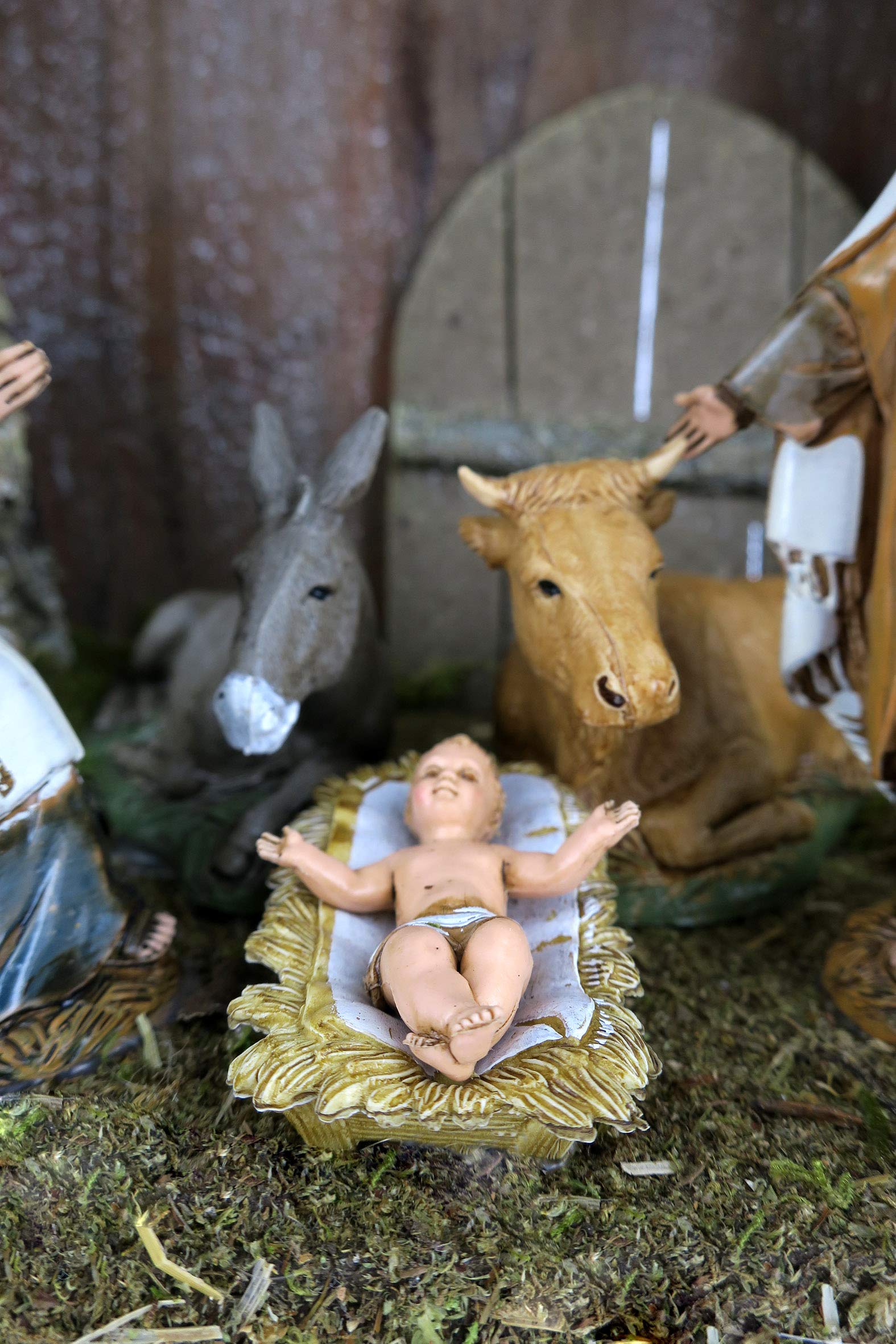 Bertoni | Krippenstall mit funktionierendem Brunnen und Nativitat fur Krippe mit 5 Figuren und 2 Schafen | 42 x 18 x 28 cm | Italienisches Produkt