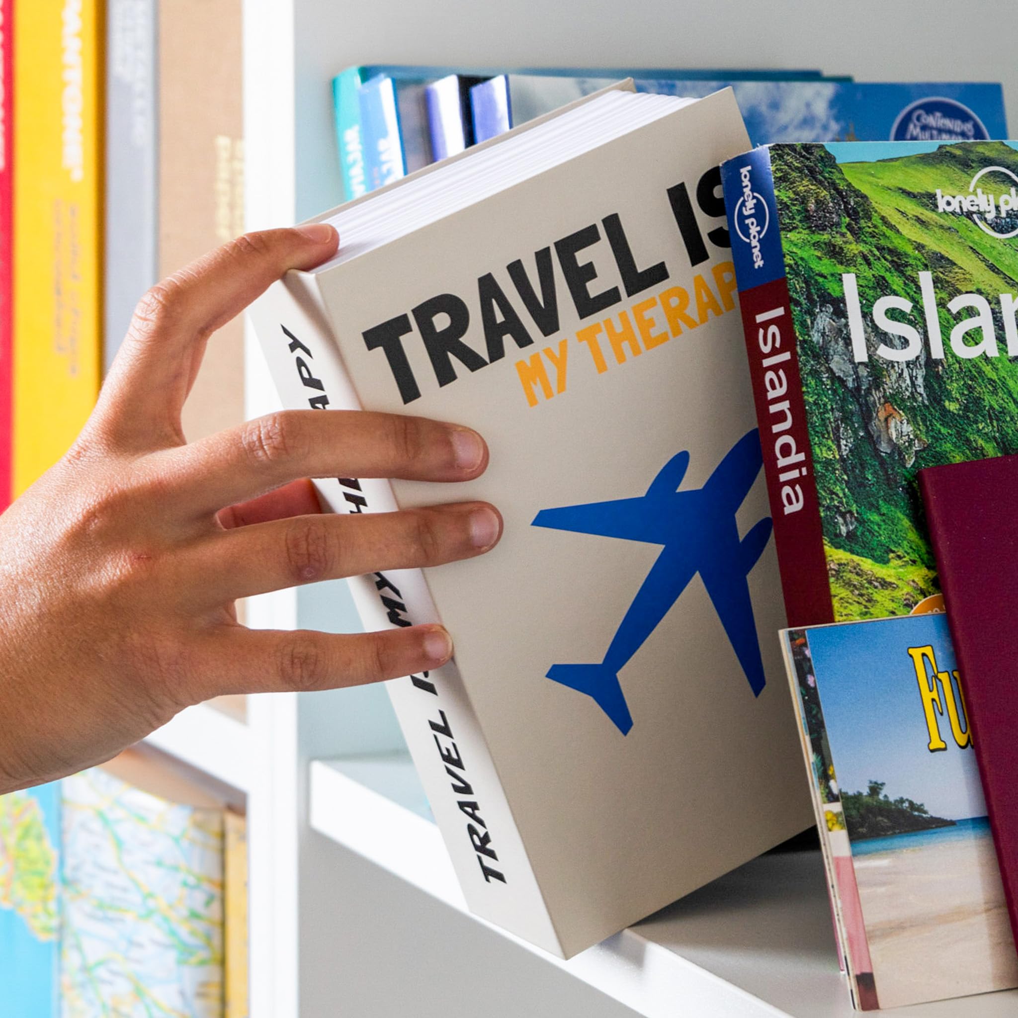 Fisura – Cassaforte a forma di libro "travel is my therapy". Cassaforte libro originale con serratura a combinazione. Cassetta di sicurezza nascosta. 18 x 11,5 cm