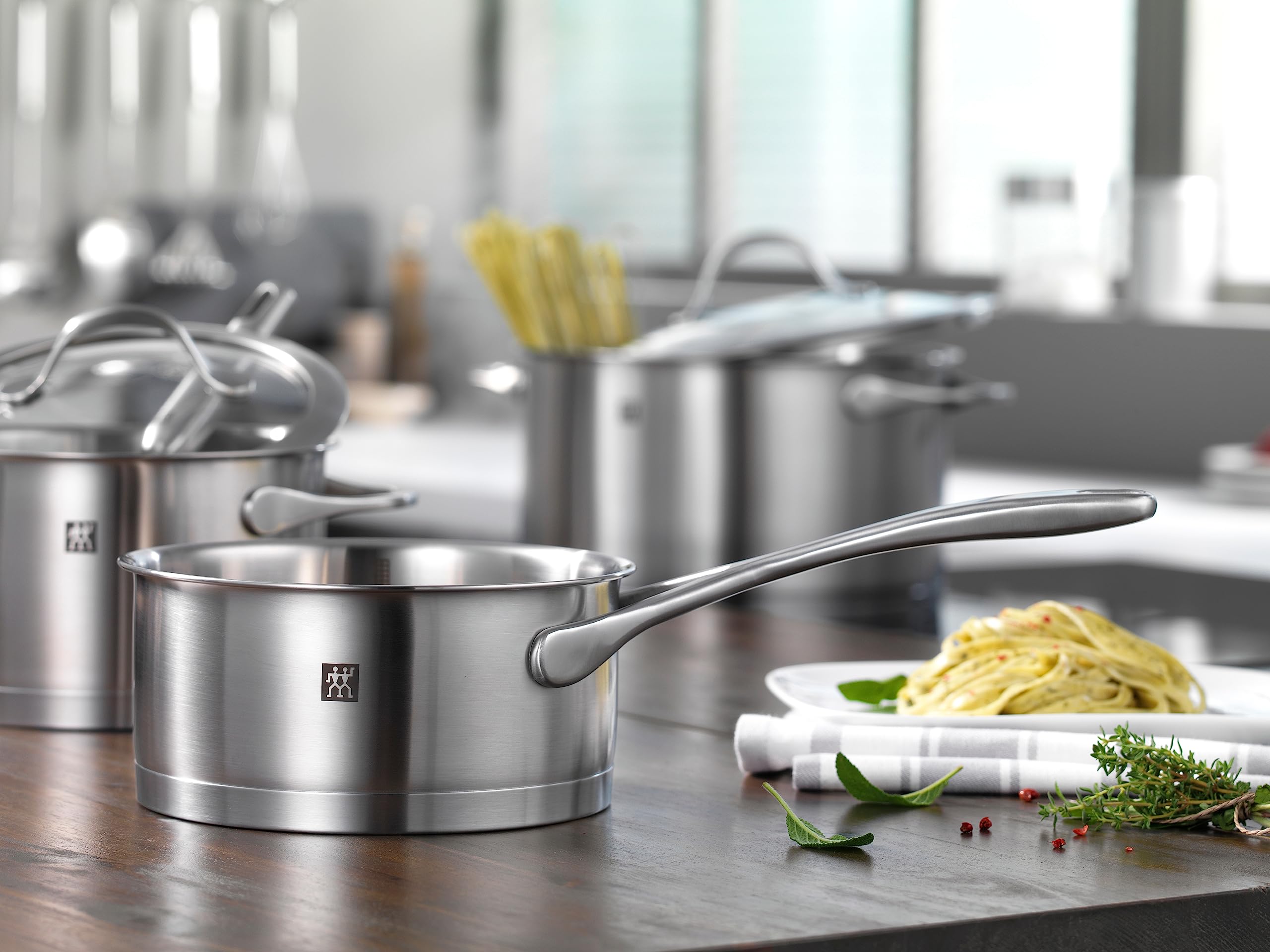 ZWILLING Essence Kochtopf-Set 5-teilig, Induktion, Edelstahl | Ergonomische Griffe, Schüttrand, Innenskala