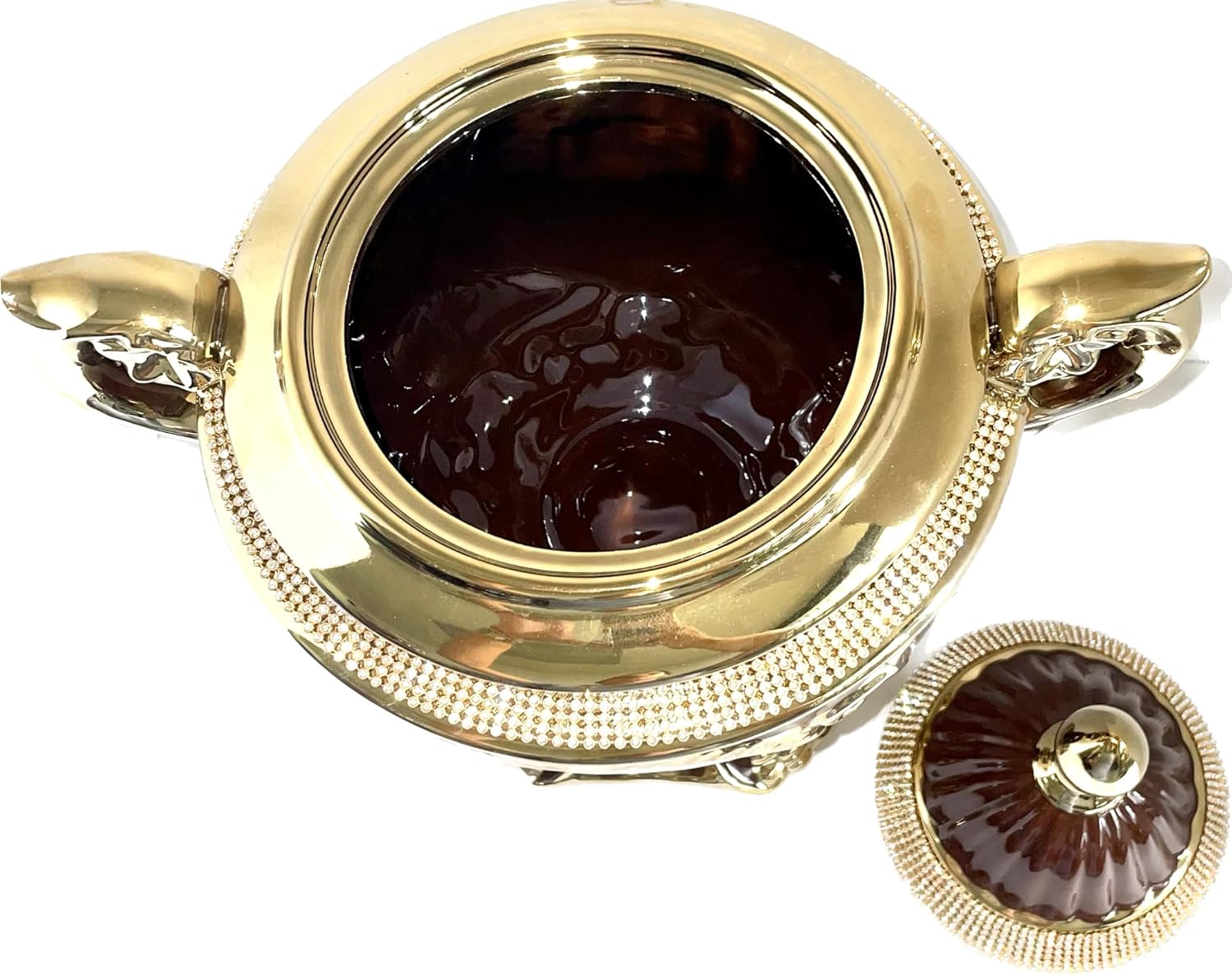 Sopera de santo Yoruba Oya marron con acentos dorados./ Brown Oya tureen with golden accents