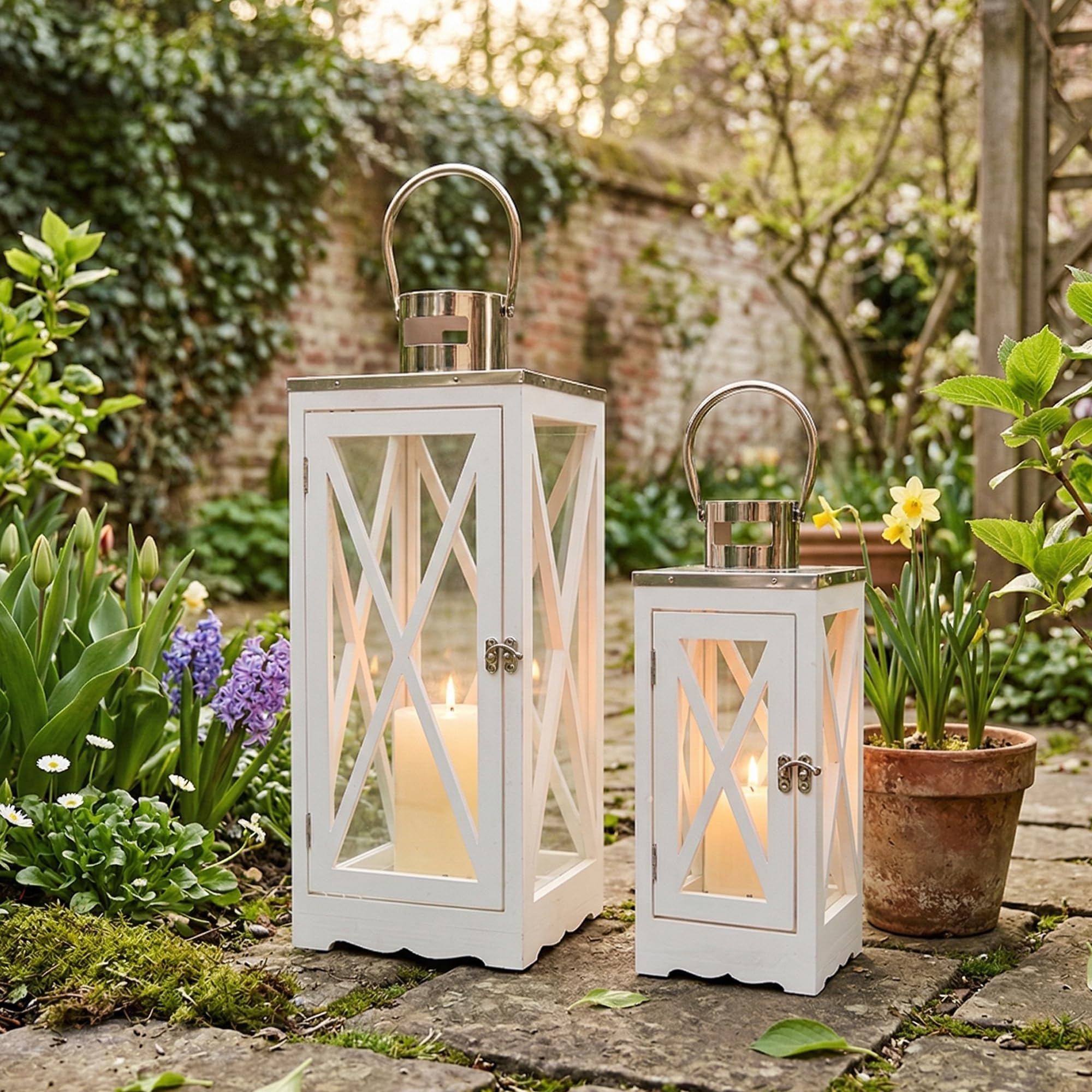 TRIROCKS Set de 2 Faroles de Madera Estilo Campestre 63cm y 46cm Altos, Soportes de Vela Rústicos Colgantes con Vidrio Templado para Patio, Jardín y Bodas (Blanco Rectangular)