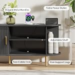DHH 55" TV Stand avec Power Outlet pour les téléviseurs jusqu'à 60 Inch, Centre de divertissement avec rangement et étagères réglables, Console de médias modernes avec portes coulissantes pour le salon, noir