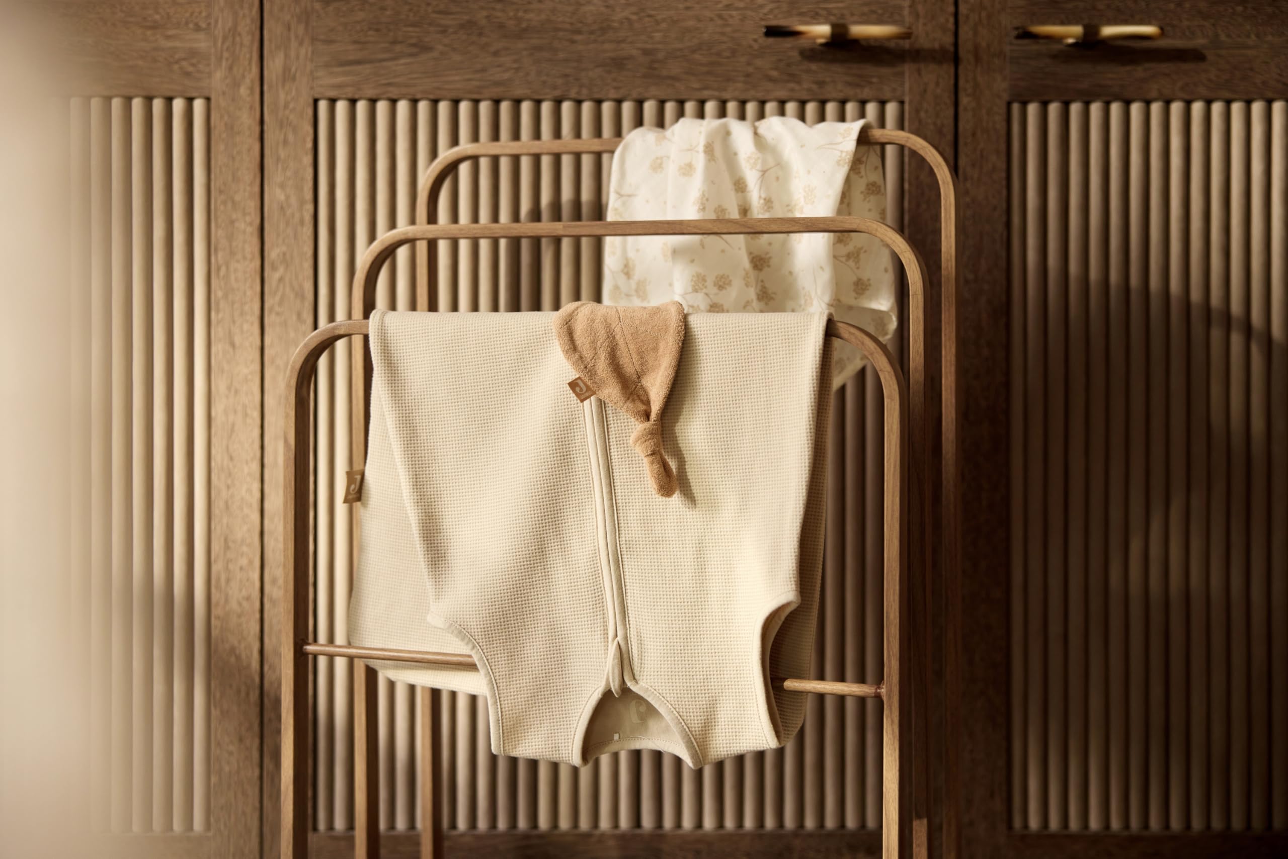Jollein Gigoteuse bébé en jersey - 110 cm - Little Waffle - Sand - 95% coton 5% élasthanne - 0,5 TOG - gigoteuse d’été - certifiée OEKO-TEX