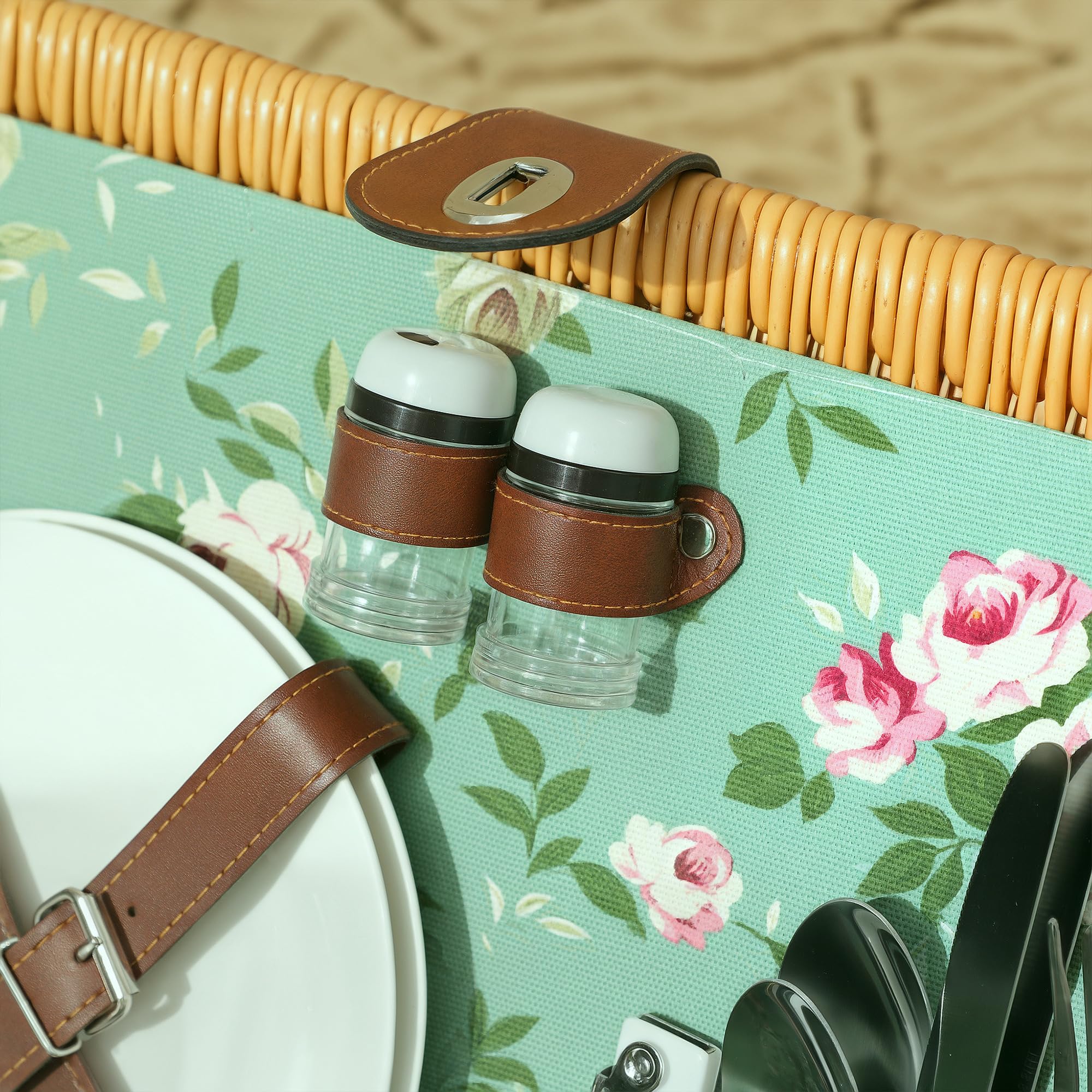 Outsunny Cestino da Picnic in Vimini per 2 Persone, Cesto Picnic con Manico, Piatti, Calici, Cavatappi, Tovaglioli e Posate, 40x30x20 cm, Marrone Chiaro