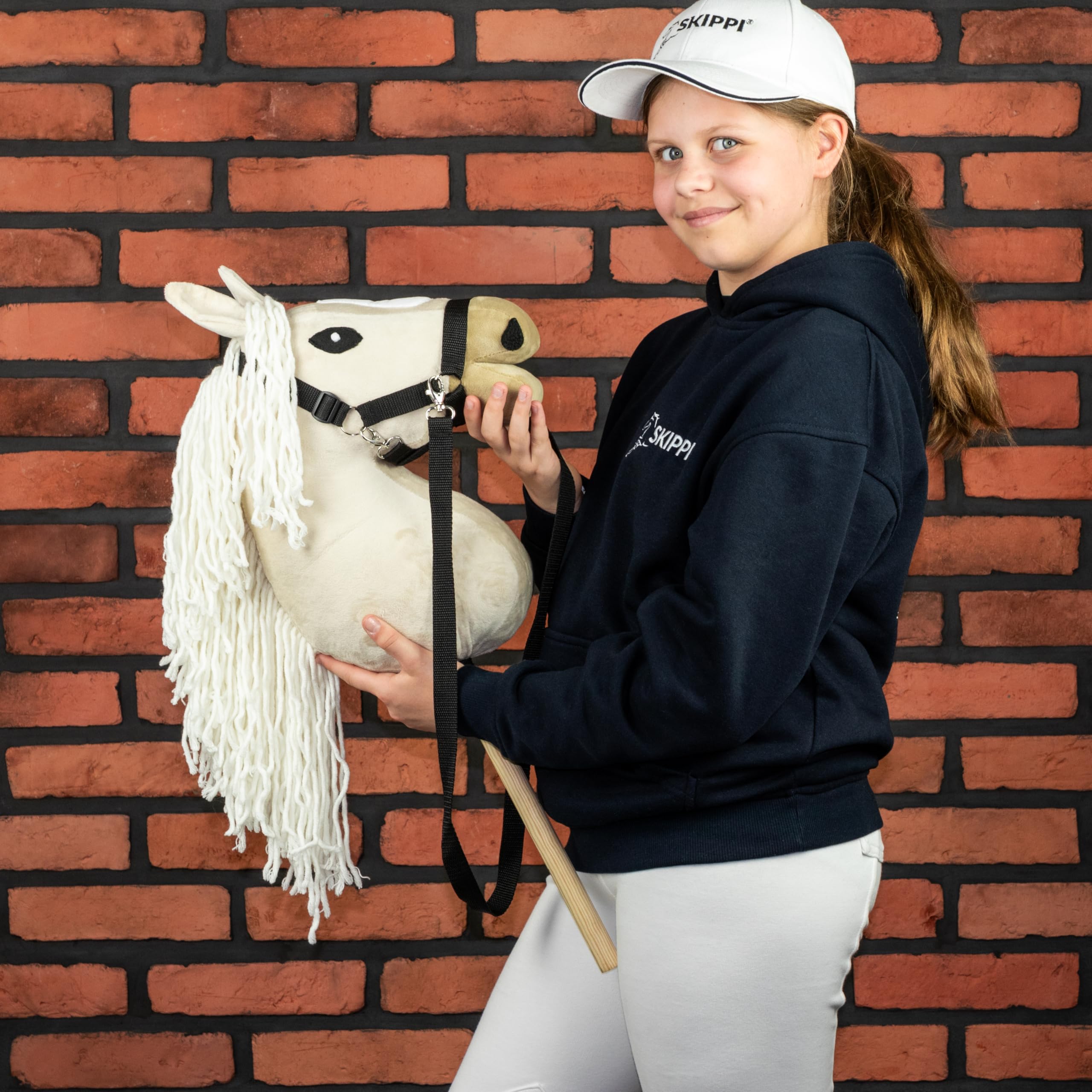 SKIPPI Hobby Horse Almond, Großes Steckenpferd A3, Halfter und Zügeln im Set, Hobby Horsing Pferd mit Zubehör, Ecru, Mandel, Hellbeiges Pferd