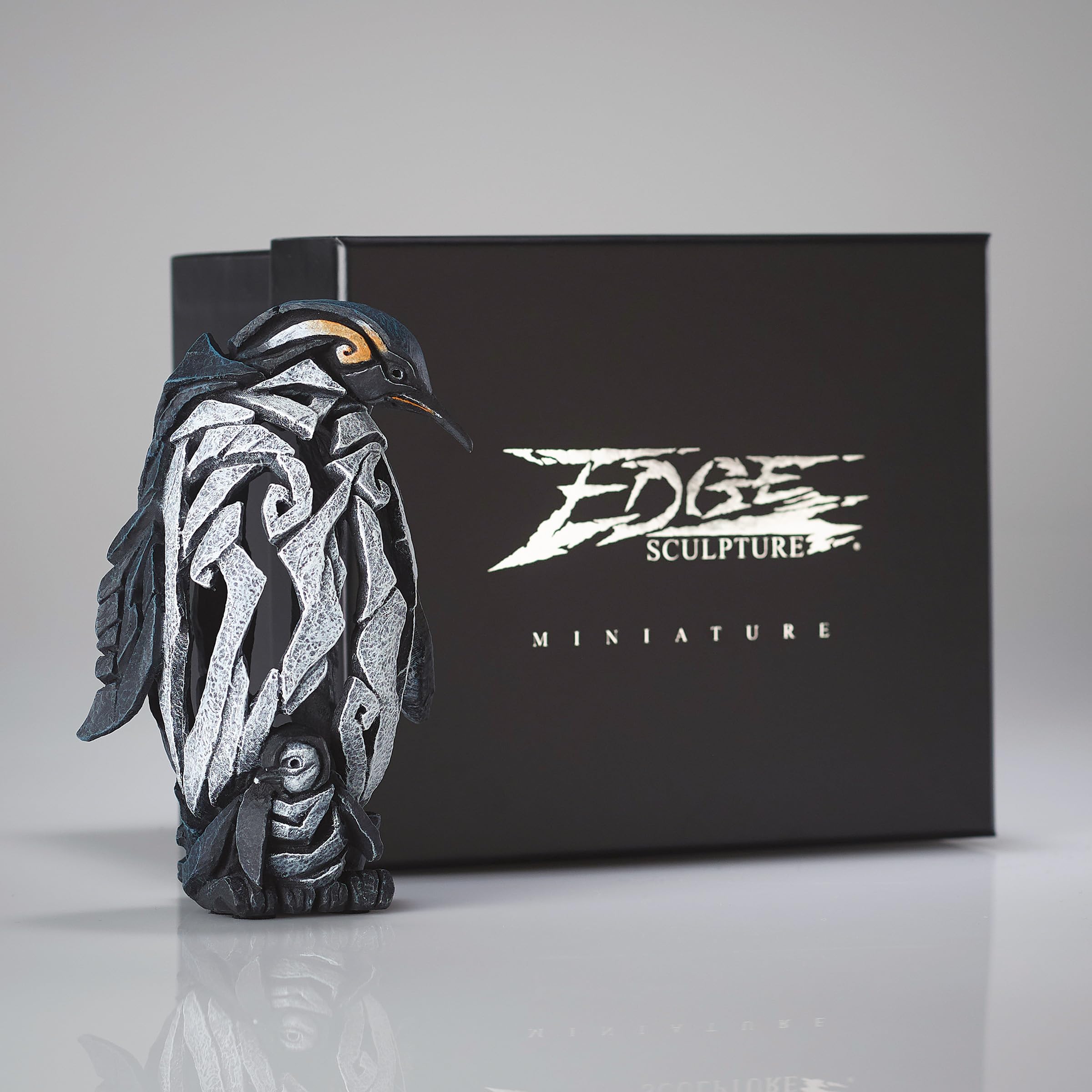 Enesco Edge Sculpture - Statuetta in miniatura a forma di pinguino in piedi con bambino, 14 cm, multicolore