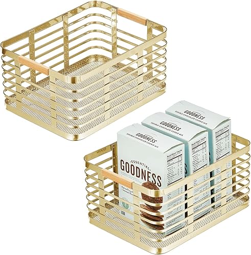 mDesign Cesta organizadora de alimentos rústica de alambre de metal grande con mango de madera de bambú para estante de despensa de cocina, armario