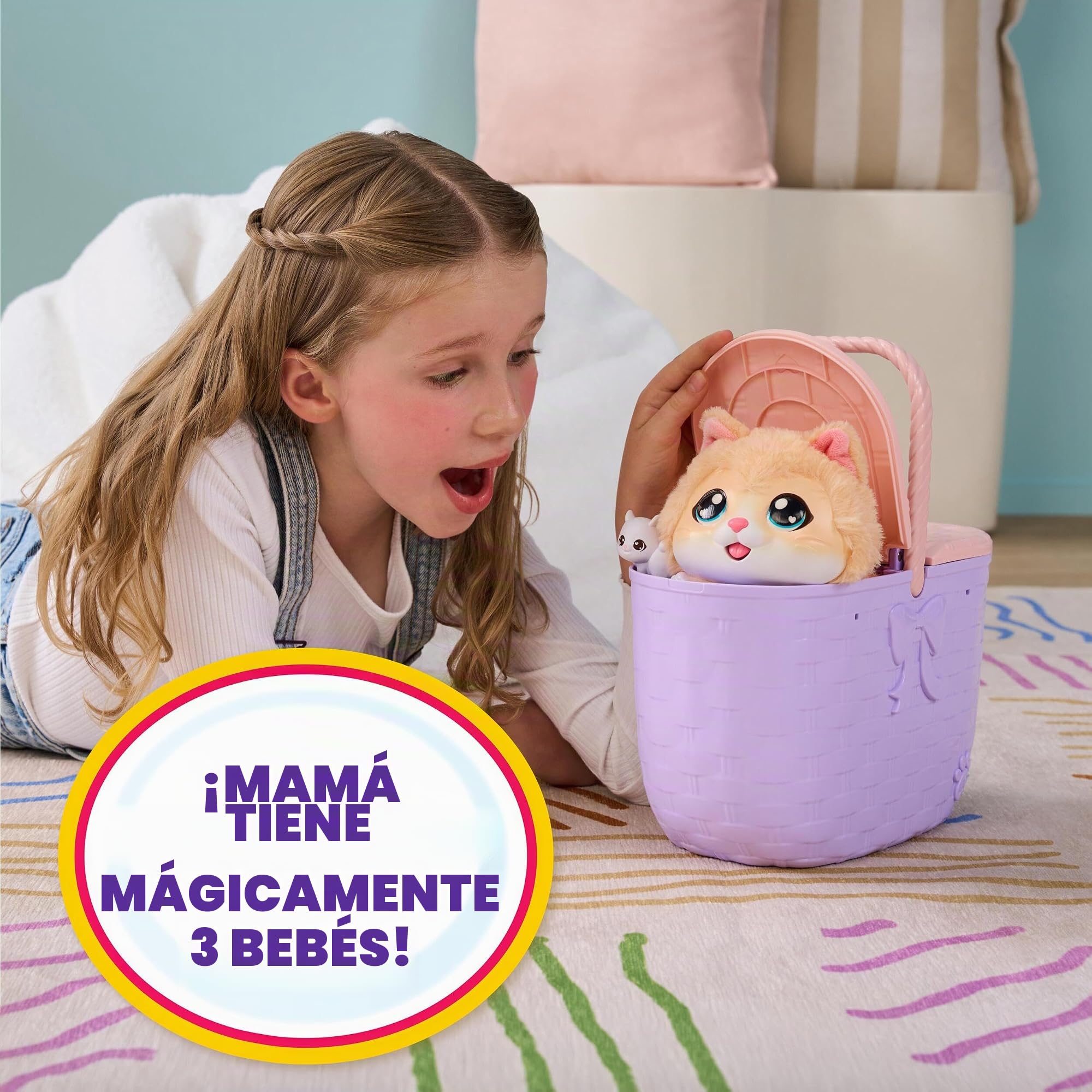 Little Live Pets Mama Surprise Kittens - Mamá interactiva con +15 Sonidos y reacciones - Mamá Tiene 3 bebés Sorpresa - Reacciona al Tacto - Come Pescado - Cesta de Transporte - A Partir de 4 años | Cesta portátil, accesorio de peces, 3 gatitos bebés y más