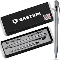 BASTION Caneta Titanium Bolt Action – exclusiva Hyperbolt & ZeroSeam, ferramenta de escrita EDC usinada CNC, recarregável, caneta de presente executiva emblemática – prata