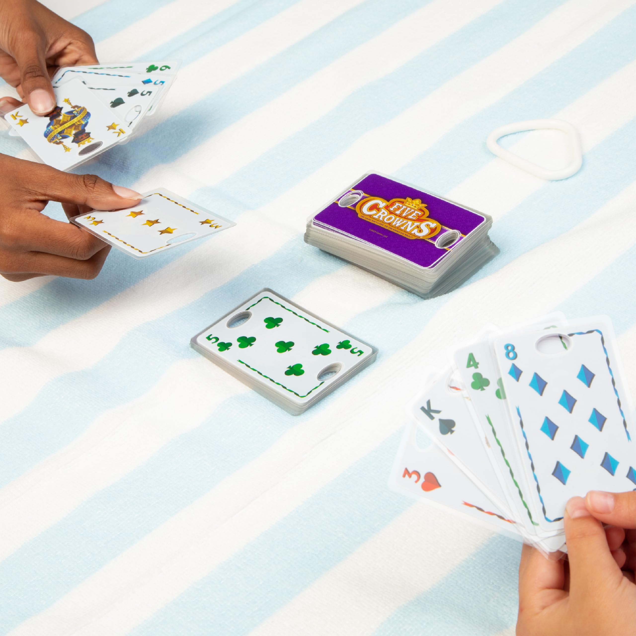 Five Crowns Wasserdichtes Kartenspiel im Rommé-Stil für Kinder, Familienspielabend | Familienspielabend, Reisespiele, Bildschirmfrei, Urlaubsspiel, Spielkarten, Sammlerdose, Preisgekrönt