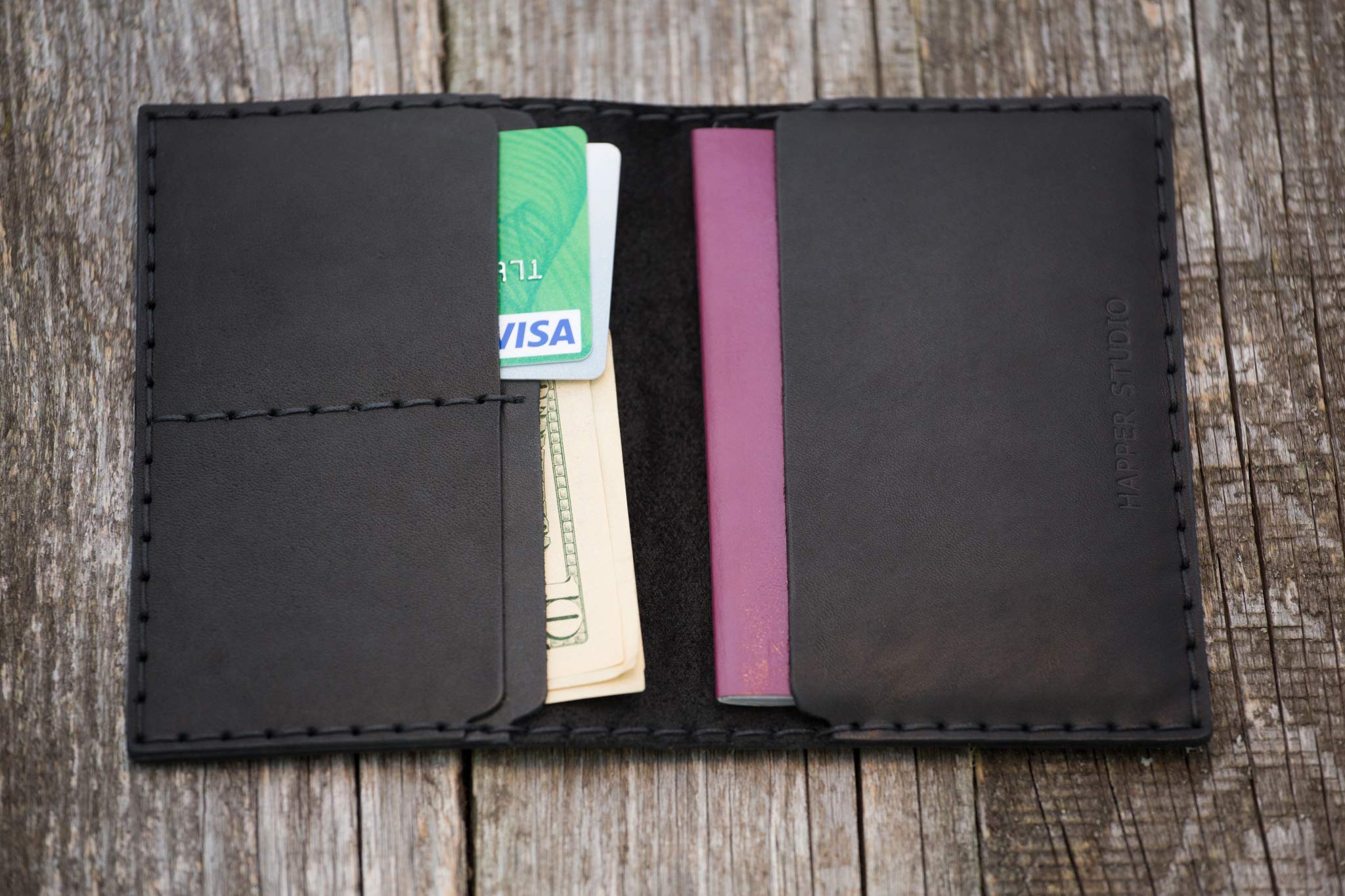 Nero porta-passaporto personalizzato di pelle, documenti di viaggio con tasche per carte e soldi, monogramma del tuo nome