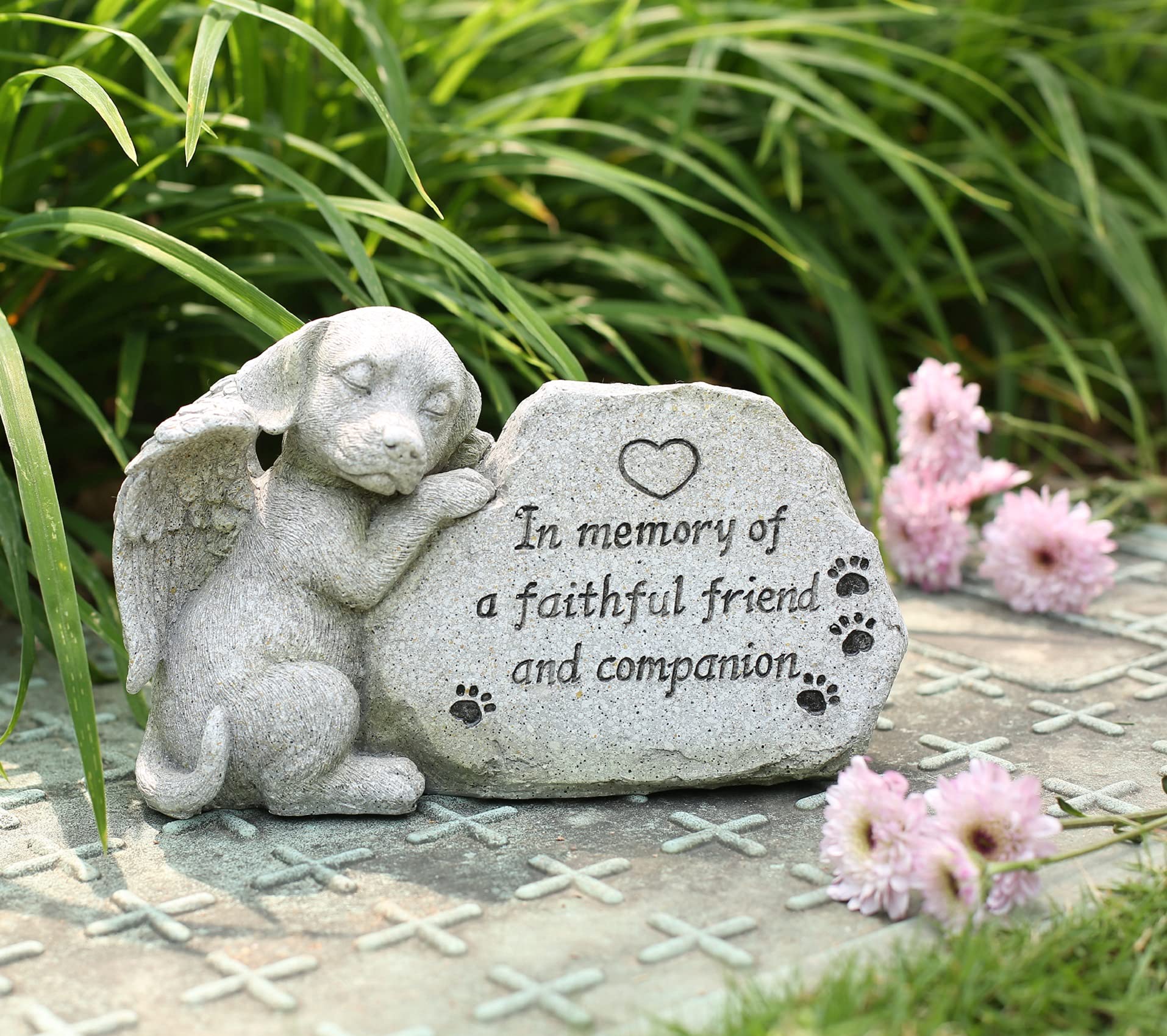 Estatua conmemorativa de perro angélico, figura de perro durmiendo, marcador de tumba al aire libre, regalo de condolencias, acabado de piedra antigua, 8.85 pulgadas