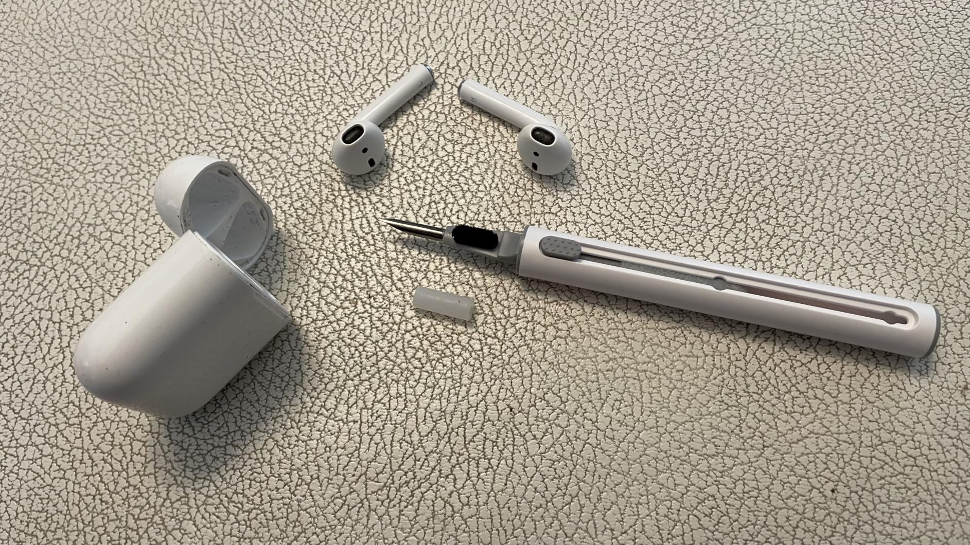 Bluetooth Earphone Cleaning Pen Earbuds Clean Pen Keyboard Cleaner Earbud Cleaning Brush photo review