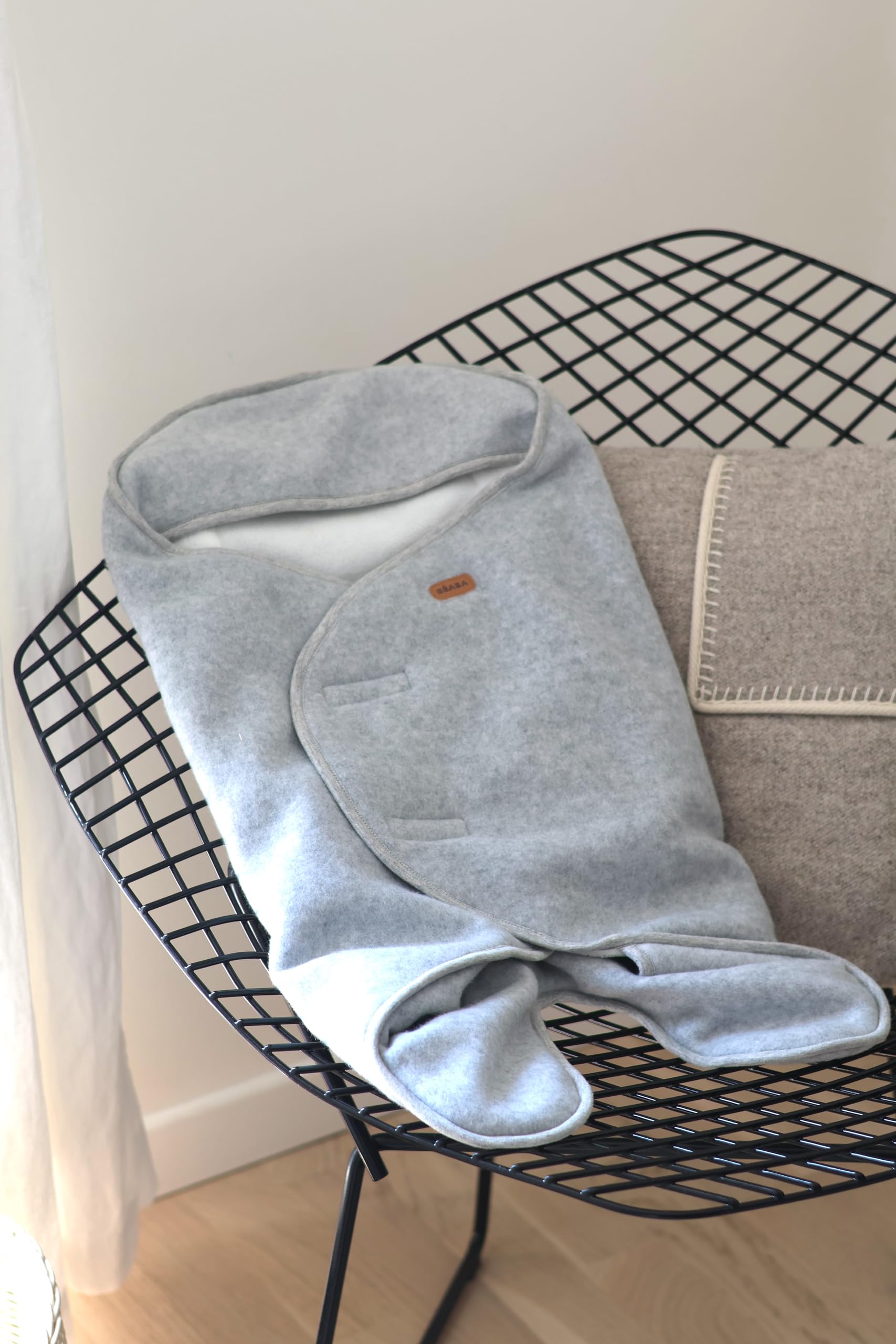 BÉABA, Babynomade Doppio Pile Polare, Coperta Invernale per Neonati, Compatibile con Seggiolino Auto/Pram/Sat, Morbida, Calda, Idrorepellente, Traspirante, Passaggio Imbracatura,Grigio/Bianco,0-6 Mesi