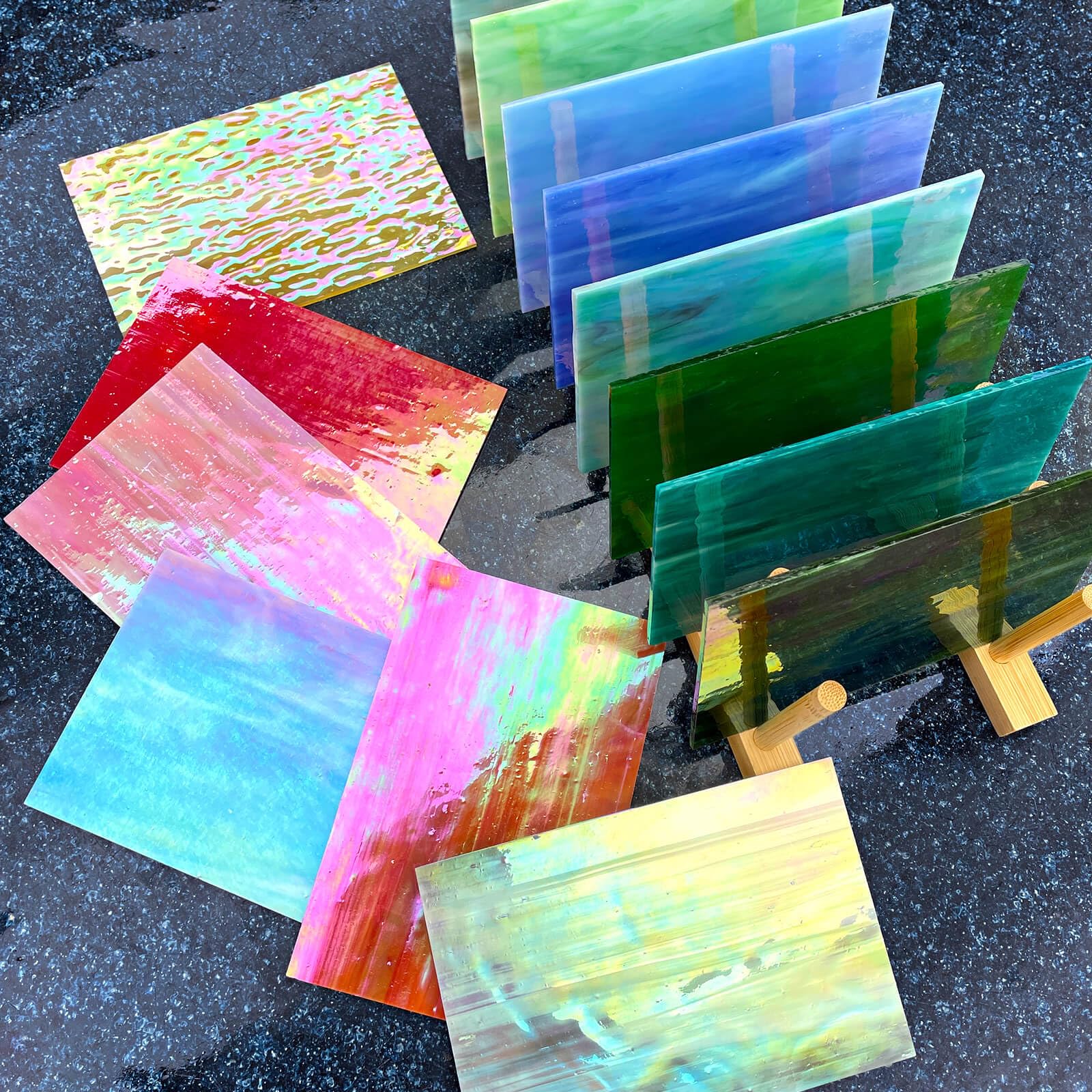 LITMIND 16 lebhaft schillernde Buntglas-Blätter, Sortimentspackung – 15,2 x 10,2 cm, Kathedralenkunstglas, ideal für Mosaik-Bastelarbeiten und Zubehör, lassen Sie Kreativität mit atemberaubenden