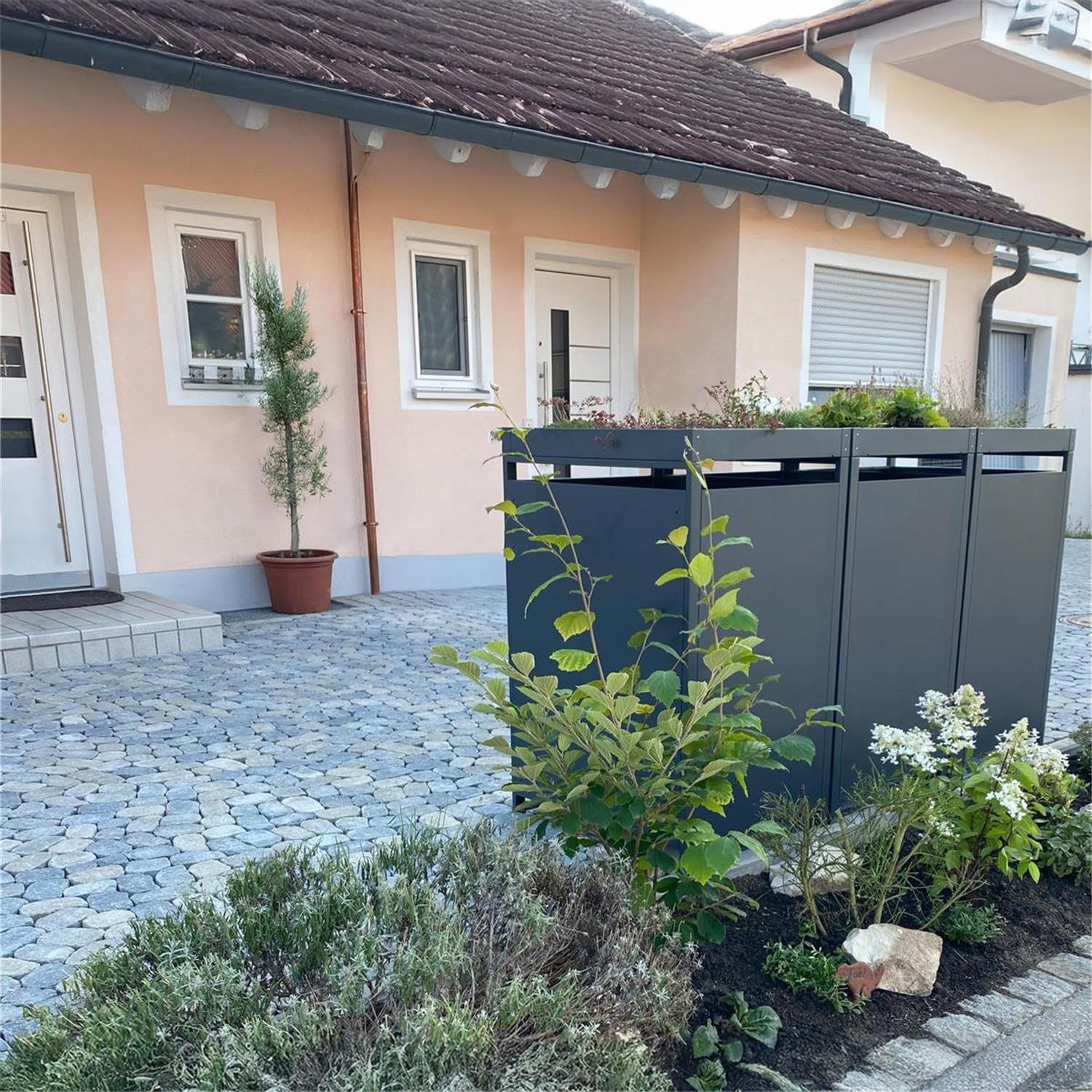 Metzler Mülltonnenbox in Anthrazit mit Pflanzdach 3er 240L, Mülltonnenverkleidung 3 Tonnen, witterungsbeständiger und pulverbeschichteter Stahl mit Automatikdeckel, abschließbar, Garten- und Müllbox