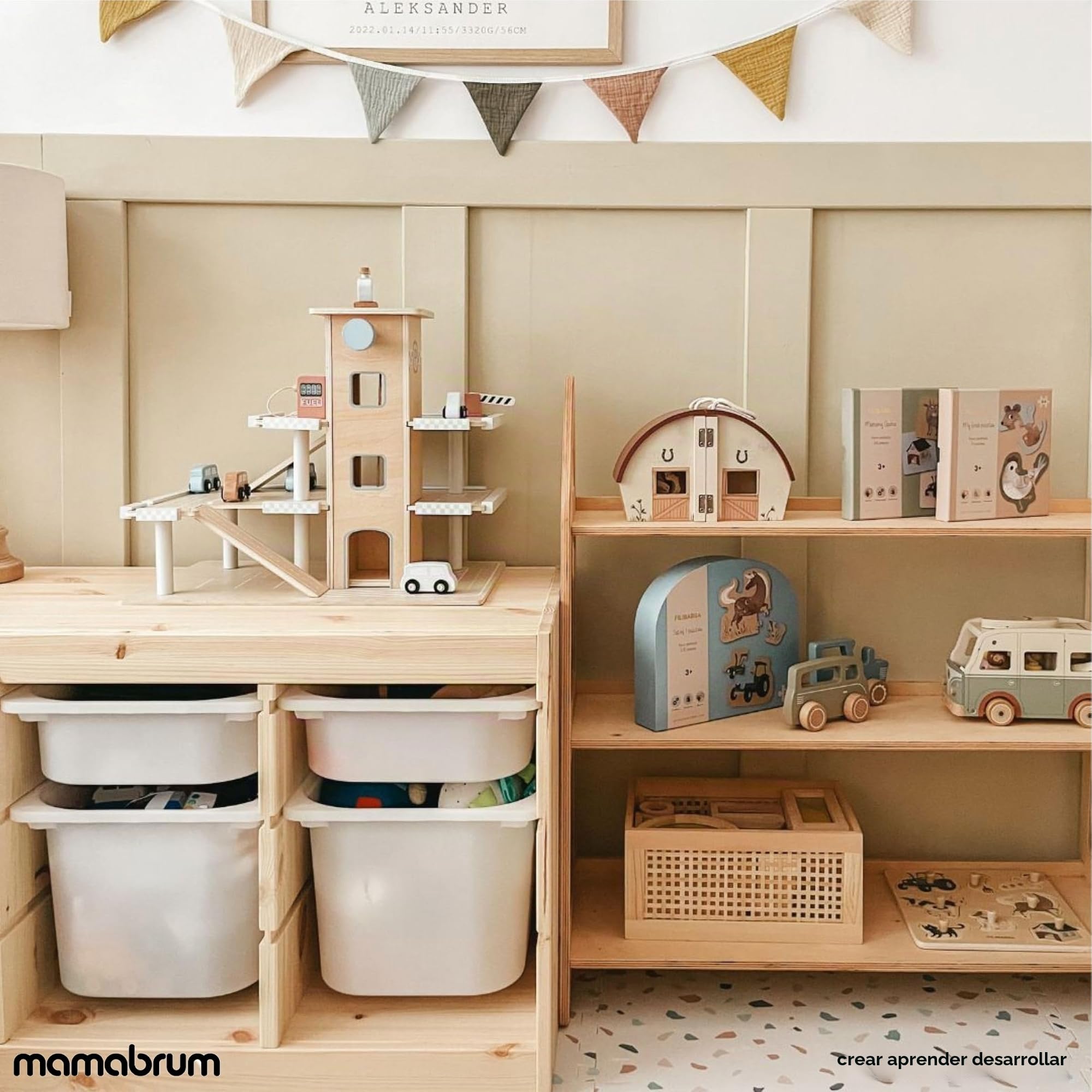 Mamabrum Garaje Coches Juguete de Madera con 3 Niveles - Estacionamiento Infantil con Ascensor Móvil, Pista de Aterrizaje y Accesorios - Set Completo 4 Autos y Helicóptero - 45x30x37cm