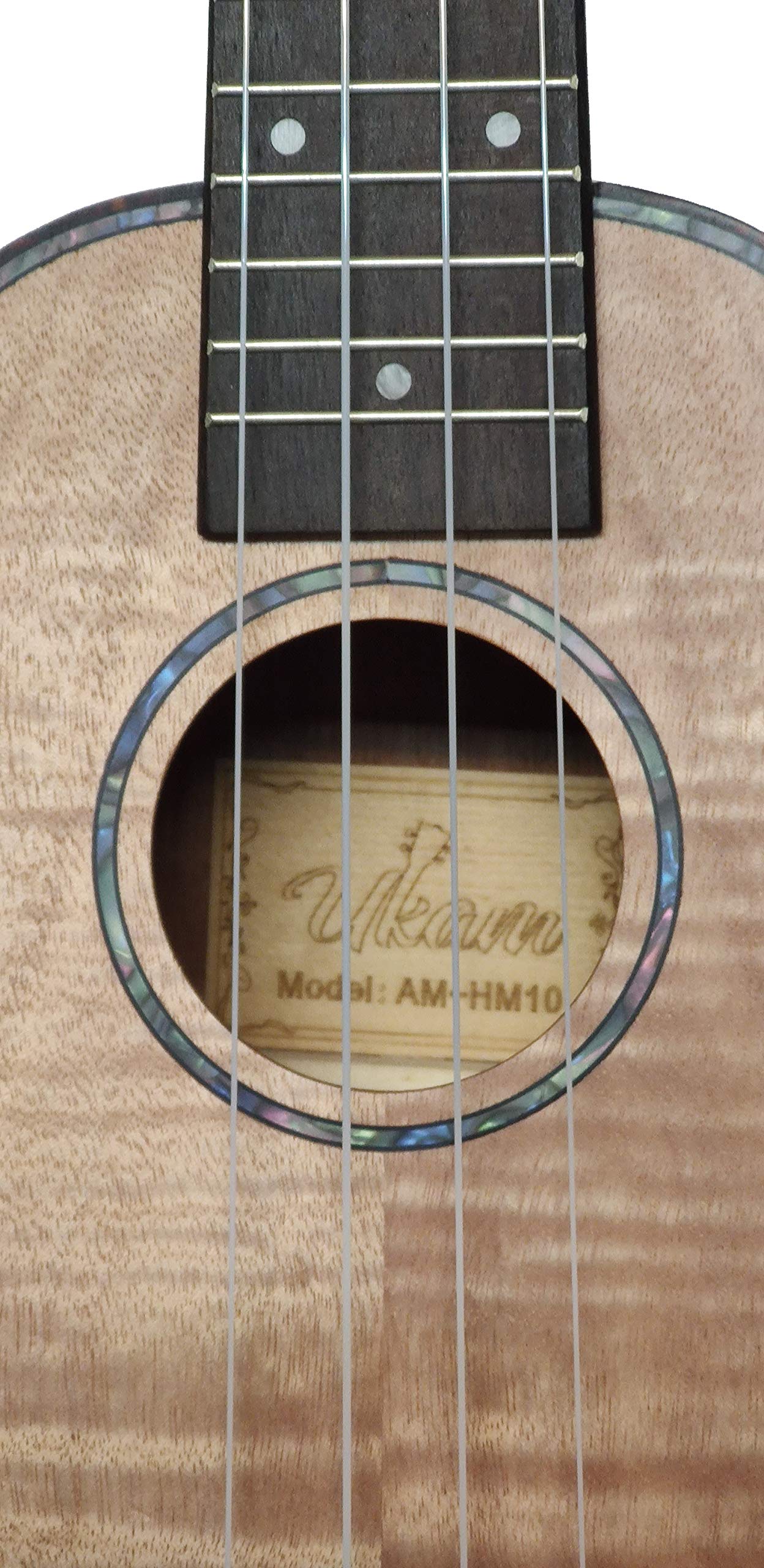 Ukulele Soprano 21" UKAM AM-HM10, modello Tigre Oguman, con accordatore a clip, capotasto speciale ukulele, custodia imbottita con cinghia, set di corde extra e plettri. Pacchetto completo avanzato.