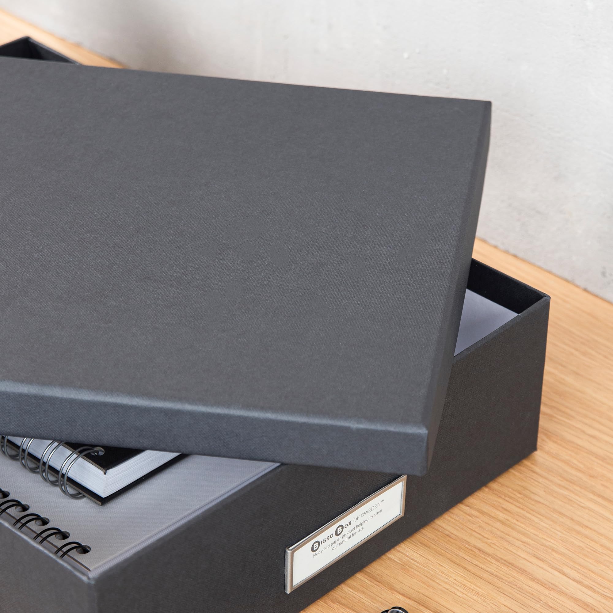 Bigso Box of Sweden OSKAR Pudełko na dokumenty A4, broszury itd. – półka na biurko z pokrywką i uchwytem – pudełko do przechowywania z płyty pilśniowej i papieru – ciemnoszare