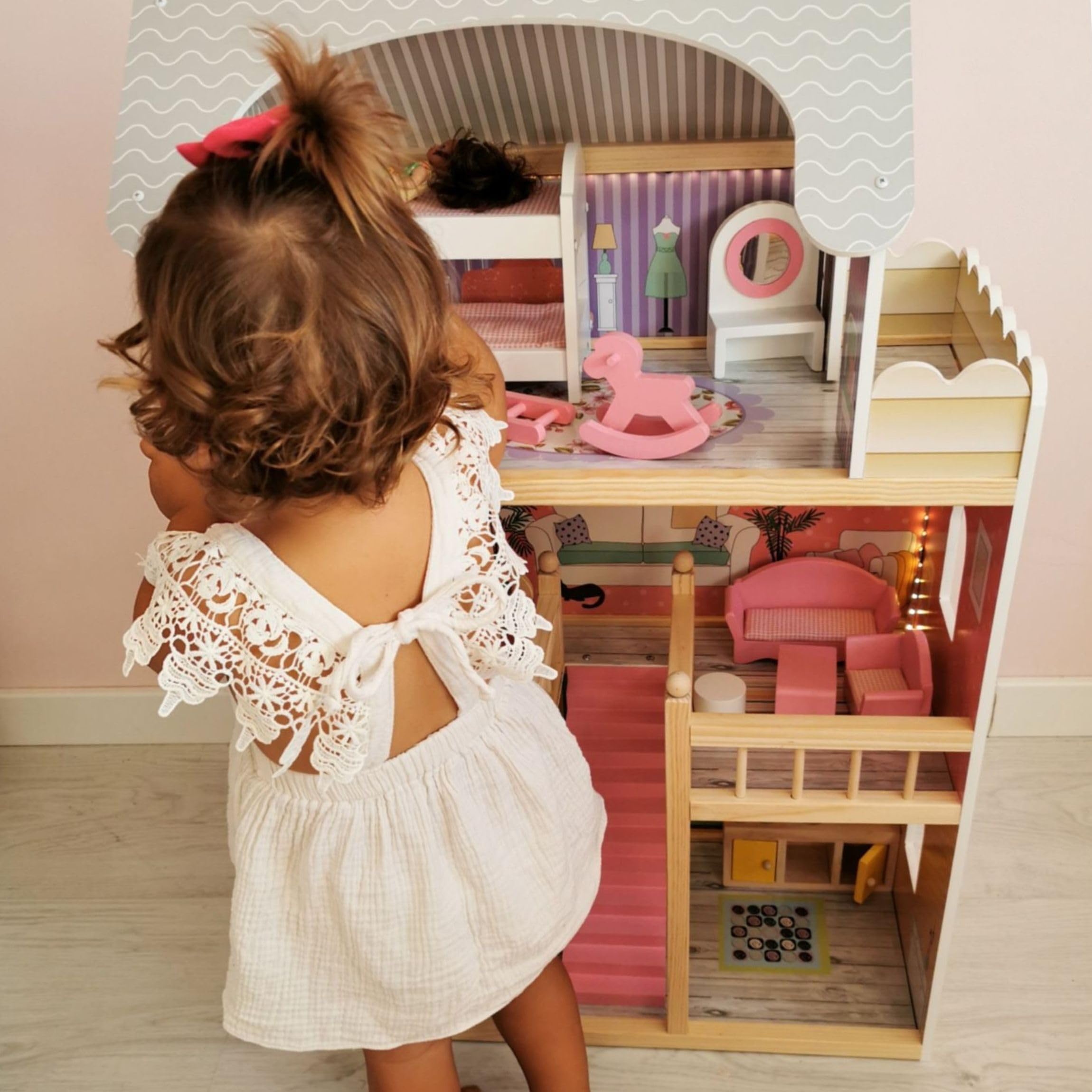 mamabrum Casa delle Bambole in Legno XXL – 3 Piani con LED e Mobili Inclusi – Casa Bambole 90x60x30 cm – Design Pastello Sicuro ed Educativo – Giocattolo per Bambine dai 3 Anni