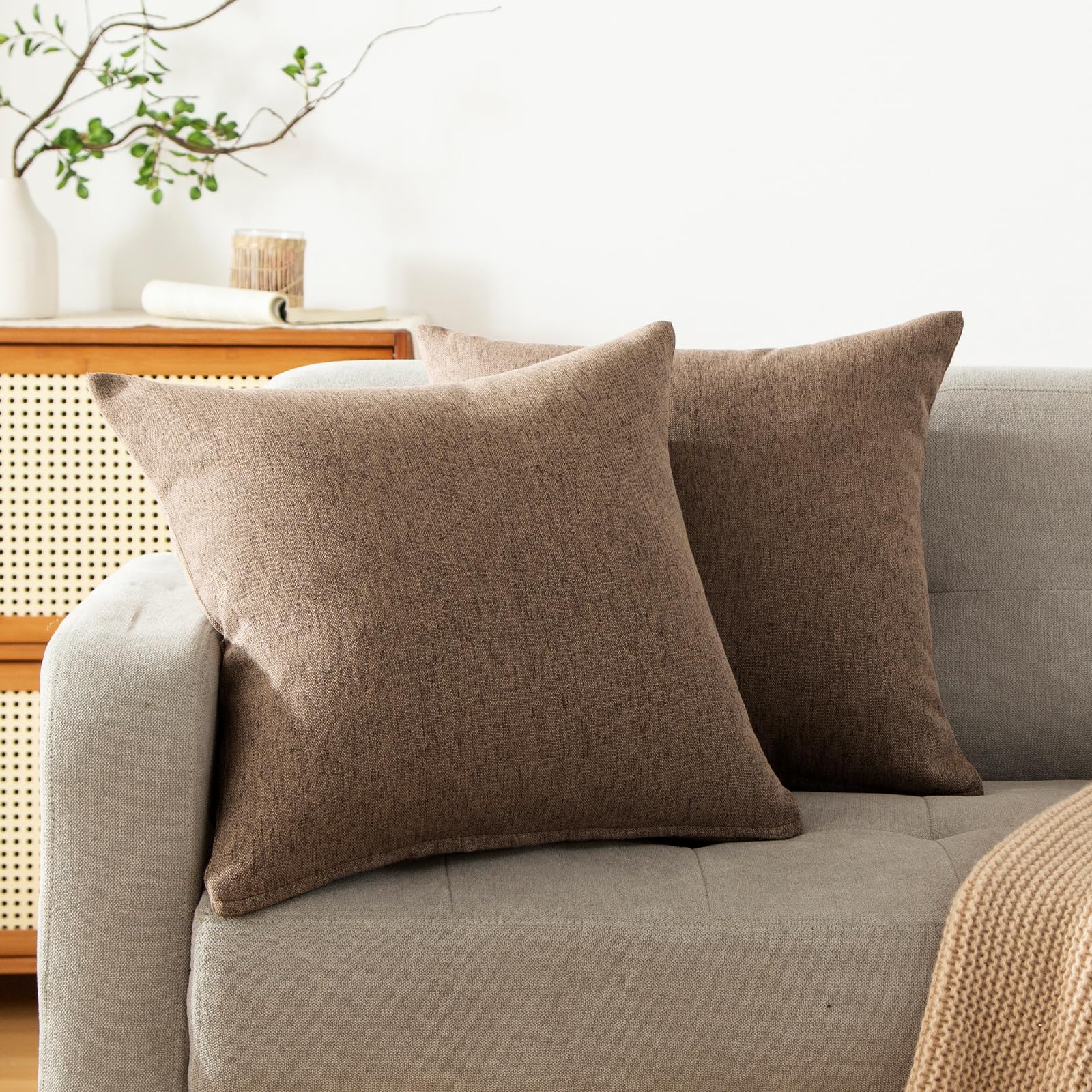 Haguko クッションカバー 65 x 65cm 2枚セット 北欧 おしゃれ 綿麻テクスチャー リネン風 ピーチスキン ソフトタッチ 座布団カバー ソファ背当て 装飾枕カバー キャラメルブラウン